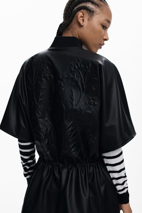 【デシグアル/Desigual】のレリーフ付きフェイクレザーポンチョ 人気、トレンドファッション・服の通販 founy(ファニー) ファッション Fashion レディースファッション Fashion for Women アウター Coat / Outerwear Collection ポンチョ・ケープコート Ponchos & Capes カラフル Colorful Design シューズ Shoes, Footwear デニム Denim, Jeans Material パターン Pattern, Design Print パッチワーク Patchwork, Mixed Fabric プリント Print, Printed Pattern メンズ Men's, Menswear |ID:prp329100004666170