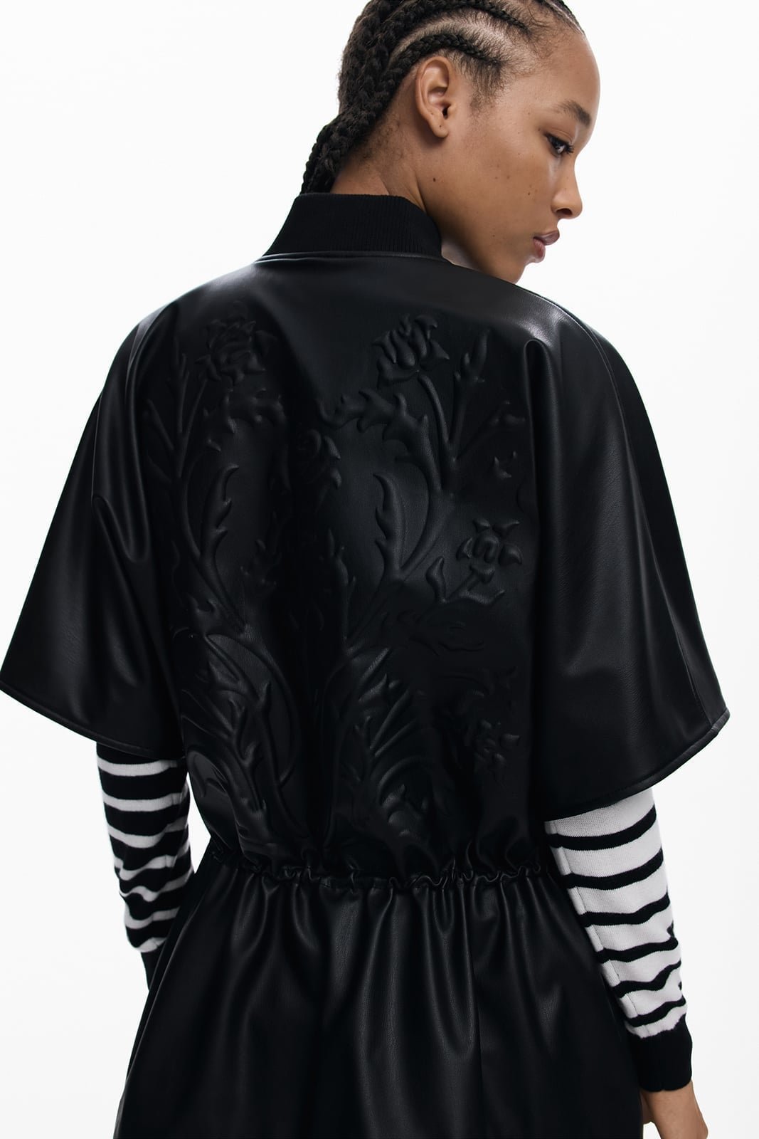 【デシグアル/Desigual】のレリーフ付きフェイクレザーポンチョ 人気、トレンドファッション・服の通販 founy(ファニー) 　ファッション　Fashion　レディースファッション　Fashion for Women　アウター　Coat / Outerwear Collection　ポンチョ・ケープコート　Ponchos & Capes　カラフル　Colorful Design　シューズ　Shoes, Footwear　デニム　Denim, Jeans Material　パターン　Pattern, Design Print　パッチワーク　Patchwork, Mixed Fabric　プリント　Print, Printed Pattern　メンズ　Men's, Menswear　 other-1|ID: prp329100004666170 ipo3291000000033814028