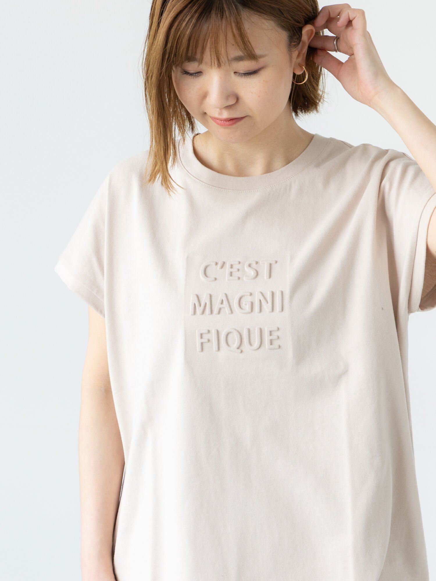 【テチチ/Te chichi】のエンボスロゴTシャツ インテリア・キッズ・メンズ・レディースファッション・服の通販 founy(ファニー) 　ファッション　Fashion　レディースファッション　Fashion for Women　トップス・カットソー　Cut & Sew Tops　シャツ・ブラウス・オフィスカジュアル　Elegant Blouses & Button-Ups　ロングTシャツ・Tシャツ　Longline T-Shirts & Tees　コンパクト　Compact, Small Size　シンプル　Simple, Minimal　スリーブ　Sleeve, Long Sleeve / Short Sleeve　フレンチ　French, French Style　ベージュ|ID: prp329100004666182 ipo3291000000033749670
