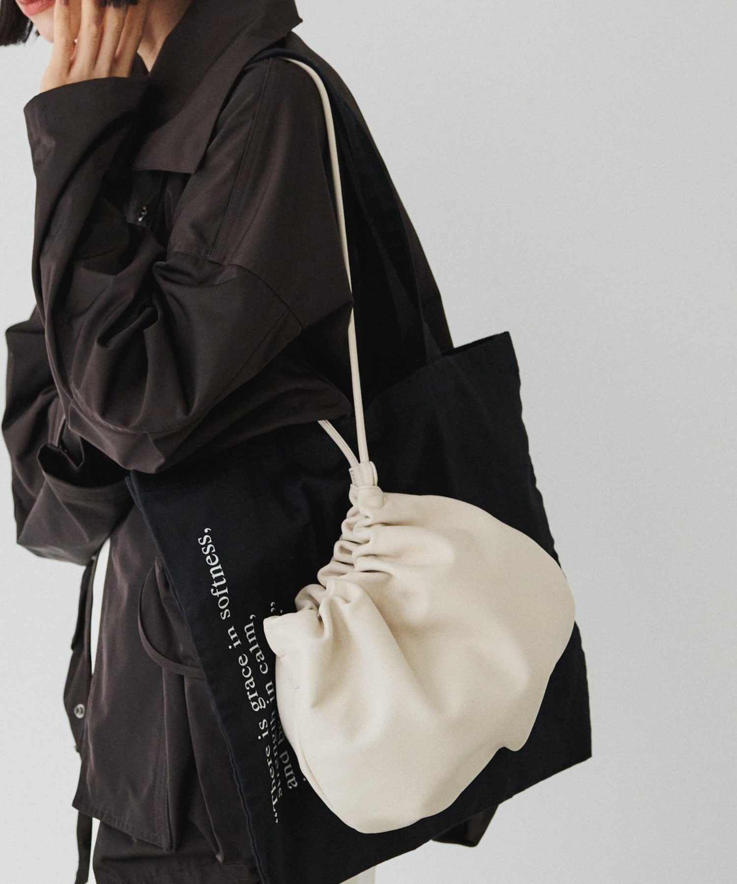 【ラシット/russet】のレザー巾着4WAYショルダーバッグ インテリア・キッズ・メンズ・レディースファッション・服の通販 founy(ファニー) 　ファッション　Fashion　レディースファッション　Fashion for Women　バッグ　Bags　イエロー　Yellow　オケージョン　Occasion Wear　クラッチ　Clutch, Clutch Bag　コンパクト　Compact, Small Size　巾着　Drawstring Bag, Kinchaku　軽量　Lightweight, Ultra Light　ショルダー　Shoulder, Shoulder Strap　シルバー　Silver, Metallic Silver　シンプル　Simple, Minimal　スタイリッシュ　Stylish, Fashionable　フォルム　Silhouette, Form　ベーシック　Basic, Essential　ポケット　Pocket, Pocket Detail　メタリック　Metallic, Shiny Finish　日本製　Made In Japan　エレガント 上品　Elegant　セレモニー　Ceremony　アイボリー|ID: prp329100004666556 ipo3291000000036073427