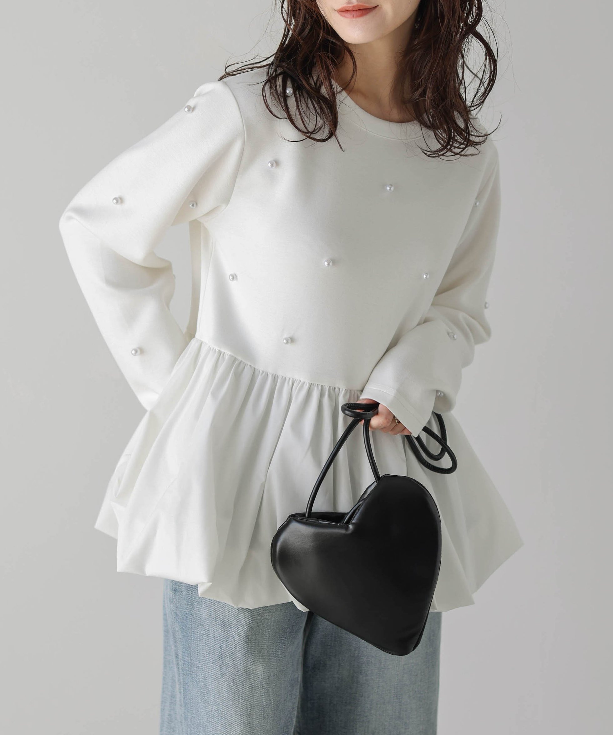 【ラジュール/Lajour】のパールモチーフペプラムトップス インテリア・キッズ・メンズ・レディースファッション・服の通販 founy(ファニー) 　ファッション　Fashion　レディースファッション　Fashion for Women　トップス・カットソー　Cut & Sew Tops　なめらか　Smooth, Silky Texture　スラックス　Slacks, Dress Pants　デニム　Denim, Jeans Material　バルーン　Balloon, Balloon Silhouette　パール　Pearl, Pearl Accent　フェミニン　Feminine, Girly　フロント　Front, Front Design　ペプラム　Peplum, Flared Hem　モチーフ　Motif, Design Theme　エレガント 上品　Elegant　ホワイト|ID: prp329100004666704 ipo3291000000033875504