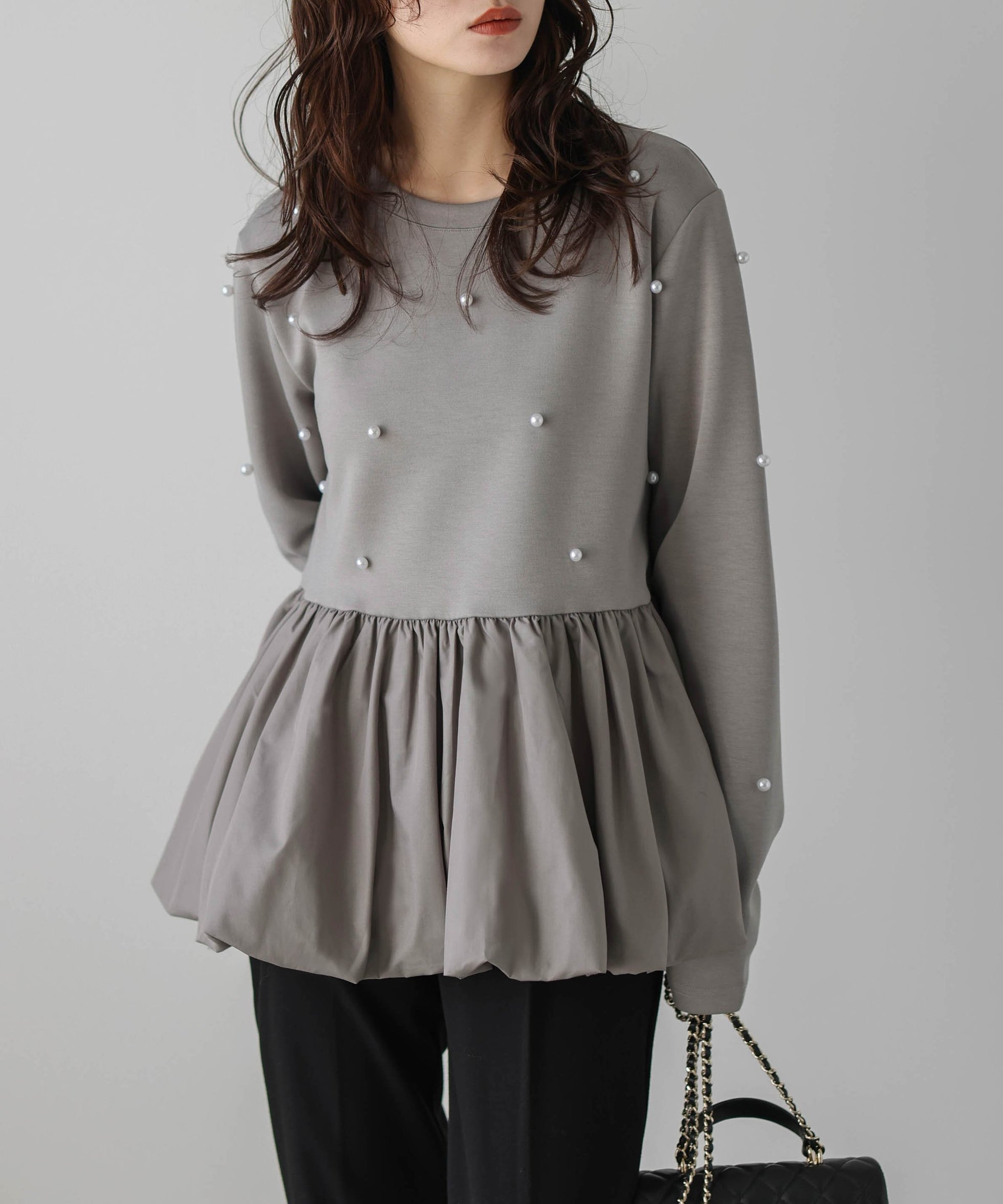 【ラジュール/Lajour】のパールモチーフペプラムトップス インテリア・キッズ・メンズ・レディースファッション・服の通販 founy(ファニー) 　ファッション　Fashion　レディースファッション　Fashion for Women　トップス・カットソー　Cut & Sew Tops　なめらか　Smooth, Silky Texture　スラックス　Slacks, Dress Pants　デニム　Denim, Jeans Material　バルーン　Balloon, Balloon Silhouette　パール　Pearl, Pearl Accent　フェミニン　Feminine, Girly　フロント　Front, Front Design　ペプラム　Peplum, Flared Hem　モチーフ　Motif, Design Theme　エレガント 上品　Elegant　グレージュ|ID: prp329100004666704 ipo3291000000033875506