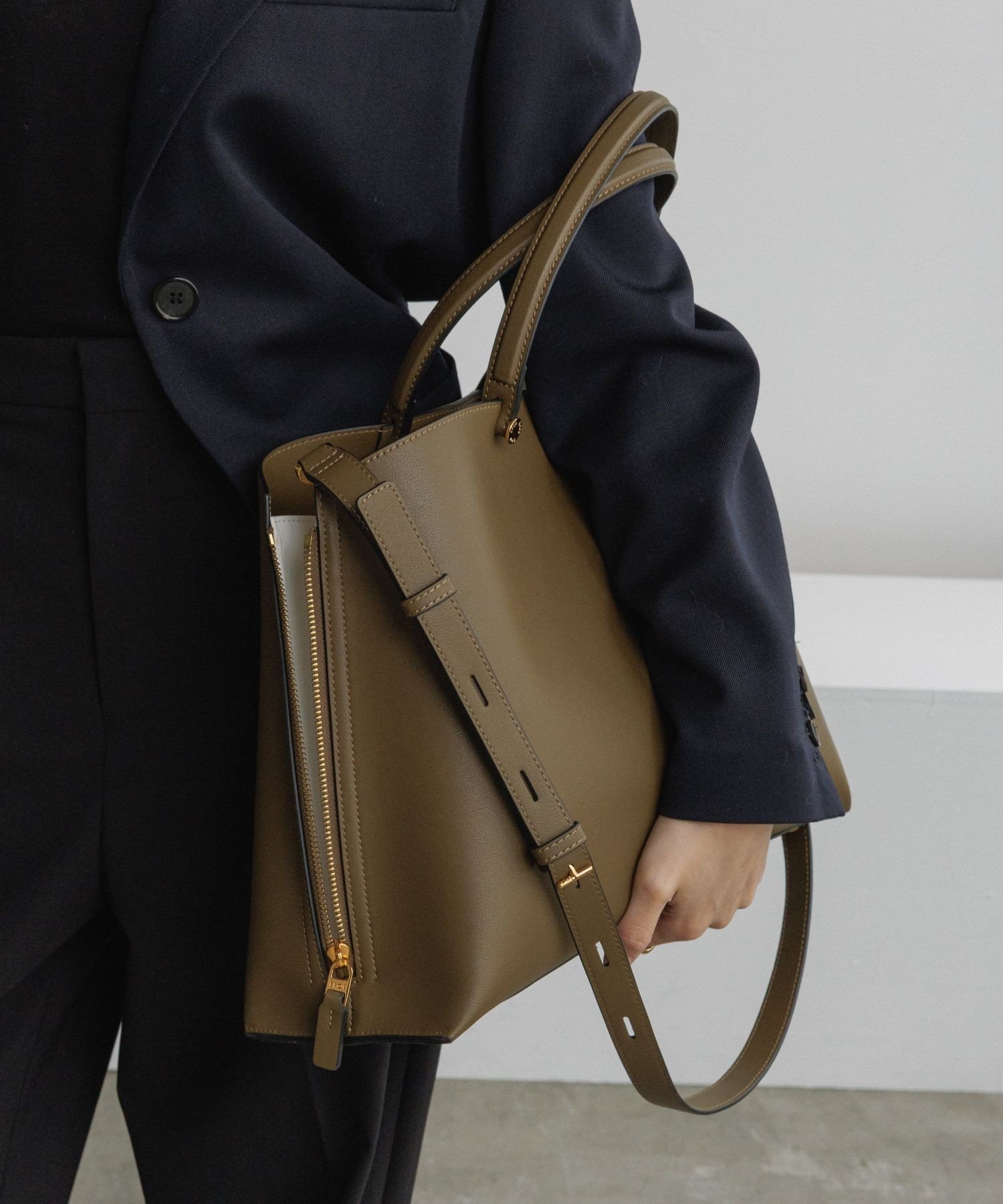 【ロペ/ROPE'】の【E POR】Y BAG Medium+【WEB限定/一部店舗限定】【通勤】【A4/PC対応】【25AW】 インテリア・キッズ・メンズ・レディースファッション・服の通販 founy(ファニー) 　ファッション　Fashion　レディースファッション　Fashion for Women　エレガント 上品　Elegant　オレンジ　Orange　秋　Autumn　サイドジップ　Side Zip, Side Zipper　ショルダー　Shoulder, Shoulder Strap　ジャケット　Jacket, Outerwear　スマート　Smart, Elegant　定番　Standard, Basic Item　ポケット　Pocket, Pocket Detail　ラベンダー　Lavender　A/W・秋冬　Autumn/Winter　ビジネス 仕事 通勤　Business / Work / Commuting　2025年　2025　2025-2026秋冬・A/W　Autumn/Winter 2025–26 AW25–26　カーキ系(38)|ID: prp329100004666735 ipo3291000000034290748