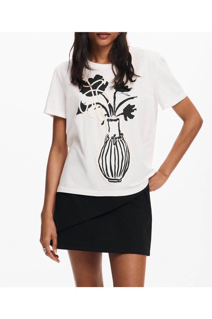 【デシグアル/Desigual】の花瓶のニットTシャツ インテリア・キッズ・メンズ・レディースファッション・服の通販 founy(ファニー) https://founy.com/ ファッション Fashion レディースファッション Fashion for Women トップス・カットソー Cut & Sew Tops ニット Knit Tops & Sweaters シャツ・ブラウス・オフィスカジュアル Elegant Blouses & Button-Ups ロングTシャツ・Tシャツ Longline T-Shirts & Tees カラフル Colorful Design シューズ Shoes, Footwear デニム Denim, Jeans Material パターン Pattern, Design Print パッチワーク Patchwork, Mixed Fabric プリント Print, Printed Pattern メンズ Men's, Menswear 半袖 Short Sleeve, Half Sleeve |ID: prp329100004666806 ipo3291000000033752018