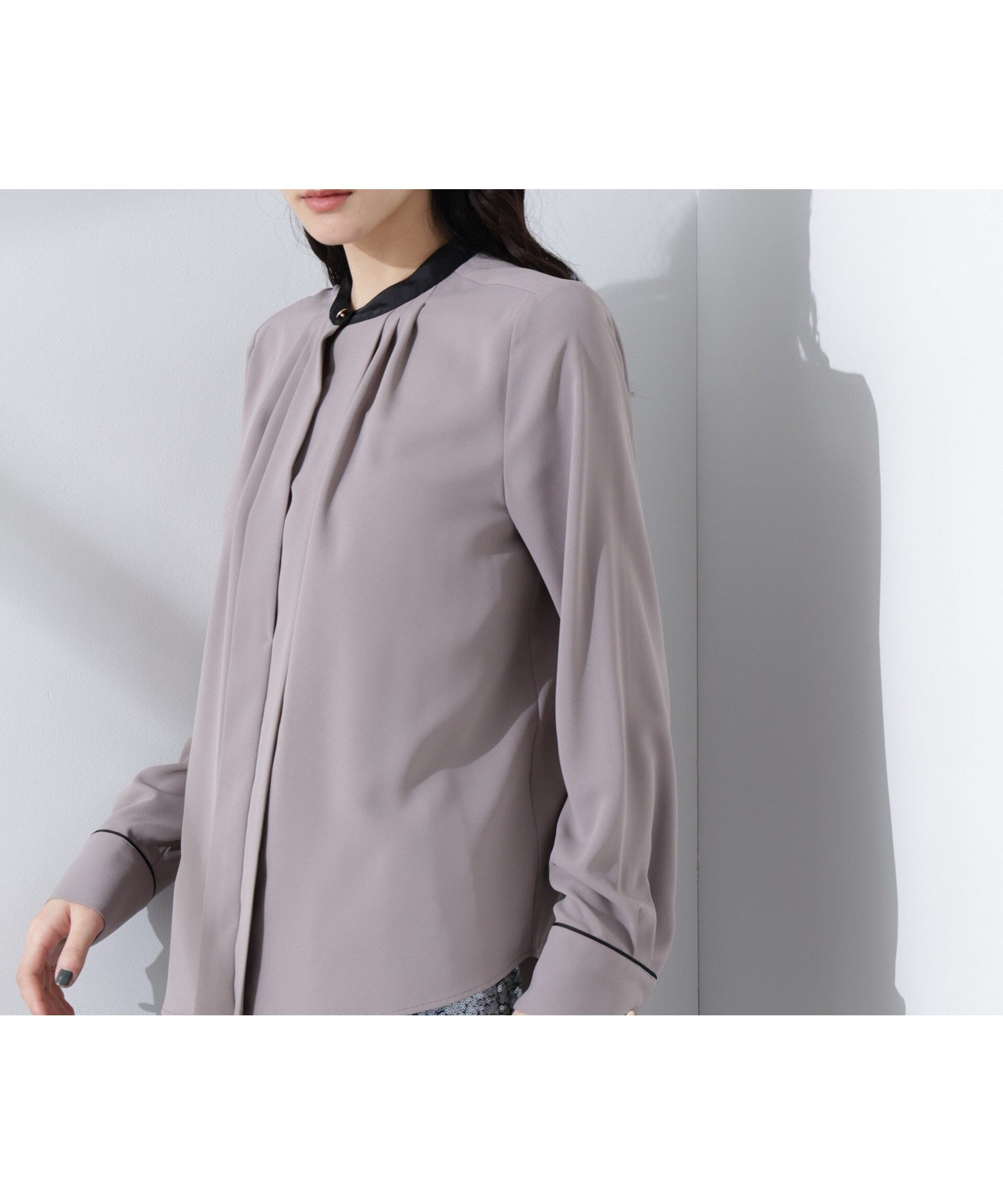 【ナノ ユニバース/nano universe】のスタンドバイカラータックブラウス インテリア・キッズ・メンズ・レディースファッション・服の通販 founy(ファニー) 　ファッション　Fashion　レディースファッション　Fashion for Women　トップス・カットソー　Cut & Sew Tops　シャツ・ブラウス・オフィスカジュアル　Elegant Blouses & Button-Ups　インナー　Innerwear　春　Spring　カフス　Cuff Design　ジャケット　Jacket, Outerwear　ジョーゼット　Georgette, Semi-Sheer Fabric　スタンド　Stand Collar, Upright Stand　スラックス　Slacks, Dress Pants　セットアップ　Set-Up, Coordinated Outfit　人気　Popular, Best Seller　パイピング　Piping, Trim Design　フロント　Front, Front Design　2025年　2025　2025春夏・S/S　Spring/Summer 2025 SS25　グレージュ3|ID: prp329100004667651 ipo3291000000033903475