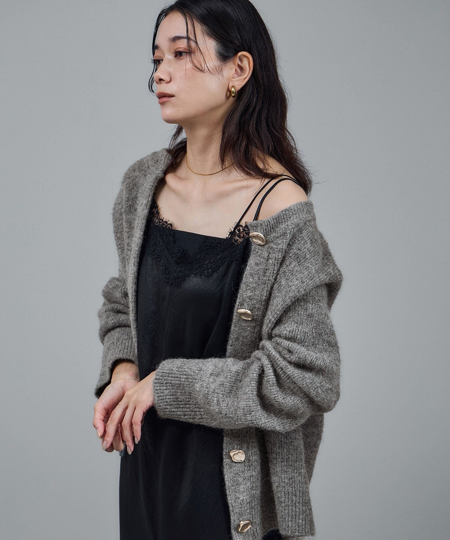 【サロン アダム エ ロペ/SALON adam et rope'】の【WEB限定】2WAYニュアンスメタルボタンシャギークルーカーディガン 2 / 新色追加 インテリア・キッズ・メンズ・レディースファッション・服の通販 founy(ファニー) 　ファッション　Fashion　レディースファッション　Fashion for Women　トップス・カットソー　Cut & Sew Tops　カーディガン・羽織り　Layered Style Cardigans　アクセサリー　Fashion Accessories　カーゴパンツ　Cargo Pants, Utility Pants　カーディガン　Cardigan, Knitwear　デニム　Denim, Jeans Material　トレンド　Trend, Trending Now　バランス　Balance, Style Balance　フロント　Front, Front Design　ボックス　Boxy, Box Shape　ポケット　Pocket, Pocket Detail　メタル　Metal, Metal Parts　A/W・秋冬　Autumn/Winter　エレガント 上品　Elegant　ビジネス 仕事 通勤　Business / Work / Commuting　グレー(07)|ID: prp329100004668138 ipo3291000000033982207