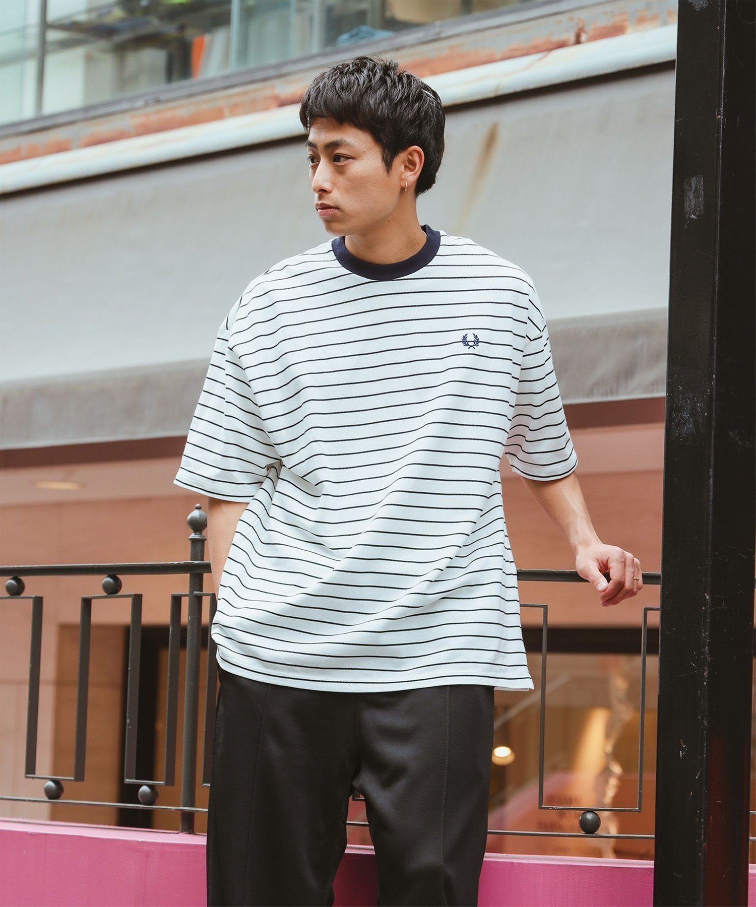 【ビームス/BEAMS / MEN】の【別注】FRED PERRY / リラックス ストライプ ピケ Tシャツ 半袖 メンズ 25SS 鹿の子地 インテリア・キッズ・メンズ・レディースファッション・服の通販 founy(ファニー) 　ファッション　Fashion　メンズファッション　Fashion for Men　クラシック　Classic, Timeless Style　鹿の子　Piqué, Kanoko Fabric　シンプル　Simple, Minimal　ストライプ　Stripe, Striped Pattern　スペシャル　Special, Limited Edition　トレンド　Trend, Trending Now　バランス　Balance, Style Balance　パターン　Pattern, Design Print　フィット　Fit, Slim Fit　ベスト　Vest, Waistcoat　別注　Limited Edition, Custom Order　半袖　Short Sleeve, Half Sleeve　メンズ　Men's, Menswear　モダン　Modern, Contemporary　リラックス　Relax, Relaxed Fit　ロンドン　London Style, British Inspired　エレガント 上品　Elegant　2025年　2025　2025春夏・S/S　Spring/Summer 2025 SS25　SNOW_WHITE/NAVY|ID: prp329100004668292 ipo3291000000033836573