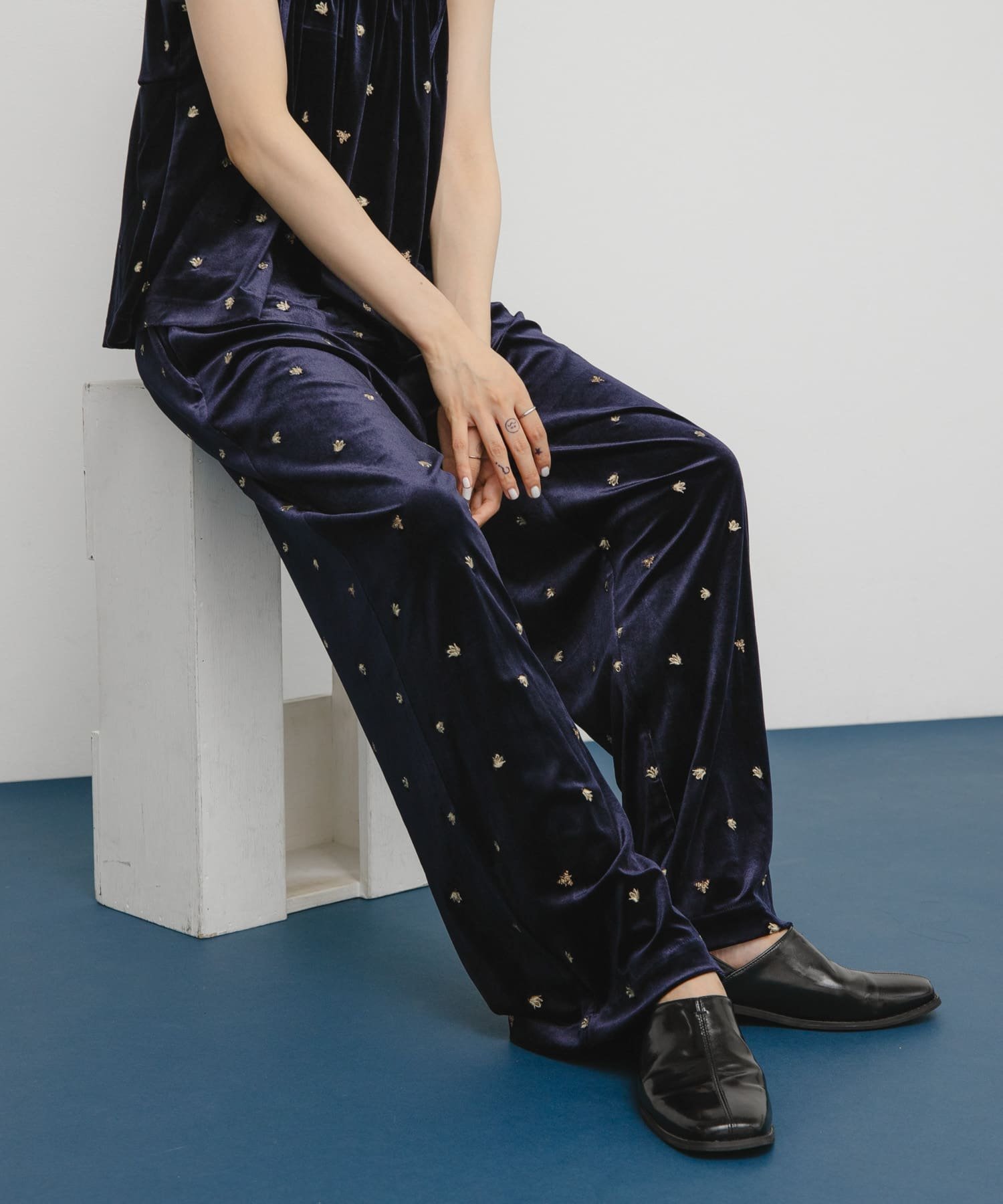 【ケービーエフ/KBF / URBAN RESEARCH】のベロアイージーパンツ インテリア・キッズ・メンズ・レディースファッション・服の通販 founy(ファニー) 　ファッション　Fashion　レディースファッション　Fashion for Women　パンツ　Pants & Trousers　2025年　2025　2025-2026秋冬・A/W　Autumn/Winter 2025–26 AW25–26　冬　Winter / This Winter　おすすめ　Recommended / Our Picks　セットアップ　Set-Up, Coordinated Outfit　ベロア　Velour, Soft Velvet　リラックス　Relax, Relaxed Fit　A/W・秋冬　Autumn/Winter　NAVY刺繍|ID: prp329100004672125 ipo3291000000034260164