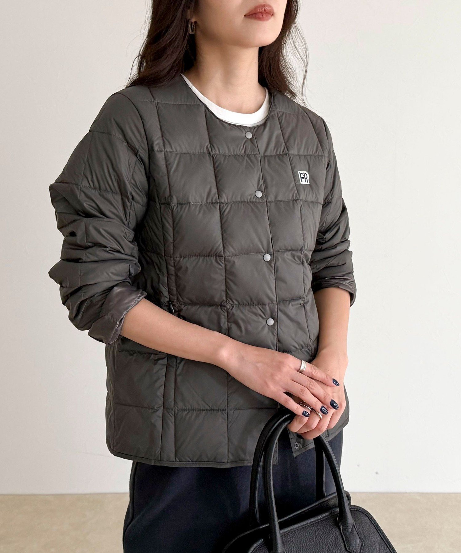 【フレディ&グロスター/FREDY&GLOSTER】の《別注》【TAION/タイオン】CREW NECK BUTTON DOWN JK ダウンジャケット インテリア・キッズ・メンズ・レディースファッション・服の通販 founy(ファニー) 　ファッション　Fashion　レディースファッション　Fashion for Women　アウター　Coat / Outerwear Collection　レディースジャケット・軽アウター　Jackets　アウトドア　Outdoor Clothing　インナー　Innerwear　ジャケット　Jacket, Outerwear　ダウン　Down, Puffer　人気　Popular, Best Seller　ポケット　Pocket, Pocket Detail　別注　Limited Edition, Custom Order　おすすめ　Recommended / Our Picks　旅行　Travel　ビジネス 仕事 通勤　Business / Work / Commuting　2025年　2025　2025-2026秋冬・A/W　Autumn/Winter 2025–26 AW25–26　チャコールグレー|ID: prp329100004672225 ipo3291000000033996876