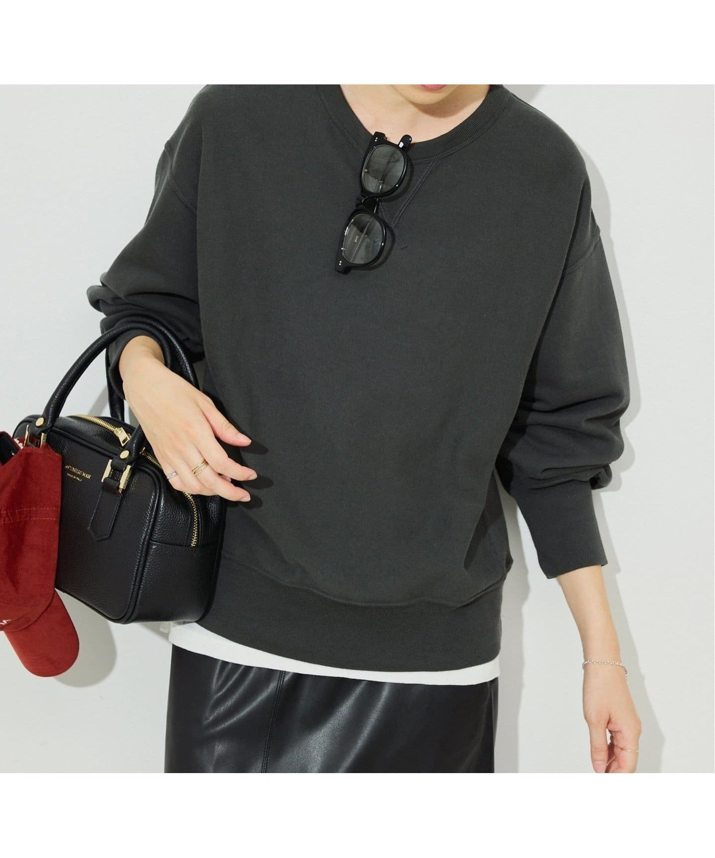 【スローブ イエナ/SLOBE IENA】の《追加2》Champion/チャンピオン SLOBE別注 無地ガゼットスウェット インテリア・キッズ・メンズ・レディースファッション・服の通販 founy(ファニー) 　ファッション　Fashion　レディースファッション　Fashion for Women　トップス・カットソー　Cut & Sew Tops　レディースパーカー・カジュアルフーディー　Casual Hoodies & Sweatshirts　スウェット・クルーネックトップス　Sweatshirts & Crewnecks / Relaxed Fit Sweat Tops　コンパクト　Compact, Small Size　シンプル　Simple, Minimal　スウェット / スエット　Sweatshirt, Sweatwear　スポーツ　Sports, Activewear　ニューヨーク　New York, NYC Style　ベーシック　Basic, Essential　ボトム　Bottoms, Lower Wear　別注　Limited Edition, Custom Order　無地　Plain, Solid Color　ブラック A|ID: prp329100004672286 ipo3291000000034053110