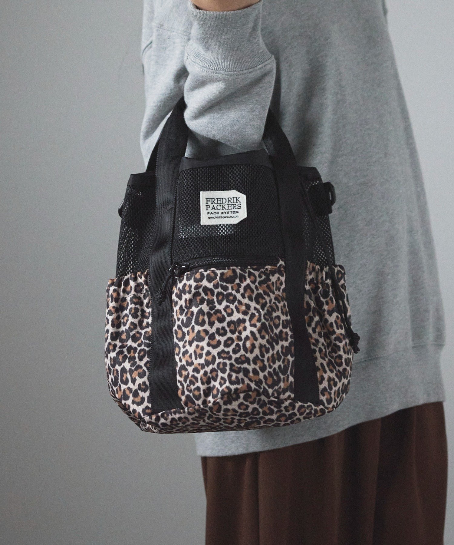 【セットアップセブン/SETUP7】のFREDRIK PACKERS/COLUMN TOTE トートバッグ フレドリックパッカーズ インテリア・キッズ・メンズ・レディースファッション・服の通販 founy(ファニー) 　ファッション　Fashion　レディースファッション　Fashion for Women　バッグ　Bags　ギャザー　Gathered, Ruffled　巾着　Drawstring Bag, Kinchaku　ショルダー　Shoulder, Shoulder Strap　スウェット / スエット　Sweatshirt, Sweatwear　スリット　Slit, Slit Detail　セットアップ　Set-Up, Coordinated Outfit　トレンド　Trend, Trending Now　フォルム　Silhouette, Form　フロント　Front, Front Design　ボックス　Boxy, Box Shape　ポケット　Pocket, Pocket Detail　マーメイド　Mermaid, Fishtail Silhouette　メッシュ　Mesh, Net Fabric　再入荷　Restock / Back in Stock　LEOPARD|ID: prp329100004672942 ipo3291000000034131325