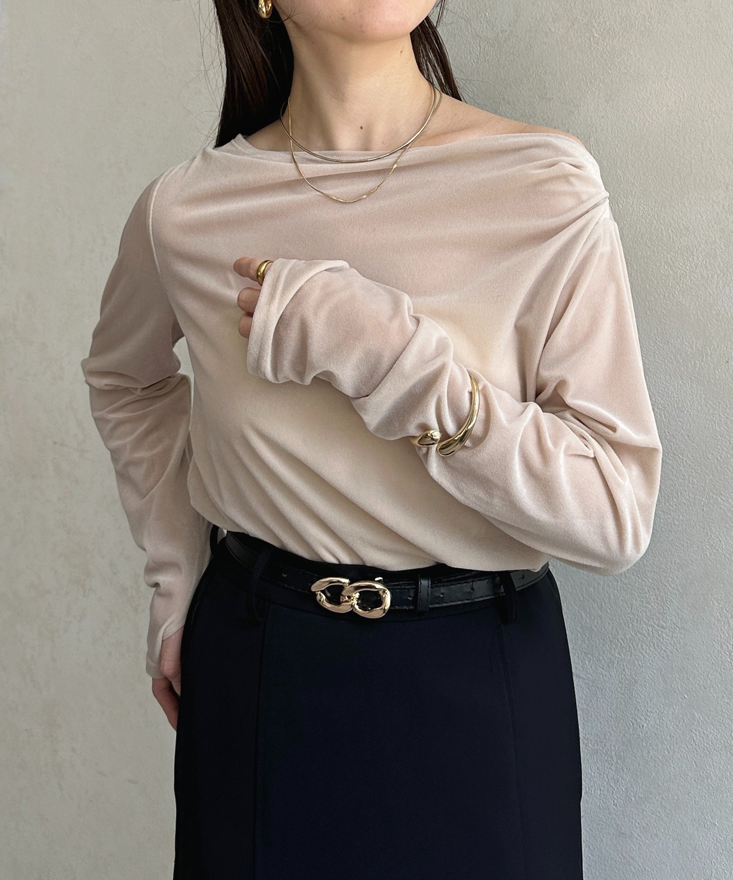 【ゼヴォン/Thevon】のドレープネックベロアシアープルオーバー インテリア・キッズ・メンズ・レディースファッション・服の通販 founy(ファニー) 　ファッション　Fashion　レディースファッション　Fashion for Women　トップス・カットソー　Cut & Sew Tops　カジュアルプルオーバー・ニットトップス　Pullovers & Knit Tops / Casual Pullovers　ベロアトップス　Velour Tops / Velvet-Look Items　2025年　2025　2025-2026秋冬・A/W　Autumn/Winter 2025–26 AW25–26　おすすめ　Recommended / Our Picks　シアー　Sheer, See-Through　スラックス　Slacks, Dress Pants　デニム　Denim, Jeans Material　フレア　Flare, Flared　ベロア　Velour, Soft Velvet　マーメイド　Mermaid, Fishtail Silhouette　エレガント 上品　Elegant　秋　Autumn　グレージュ|ID: prp329100004672962 ipo3291000000033775750