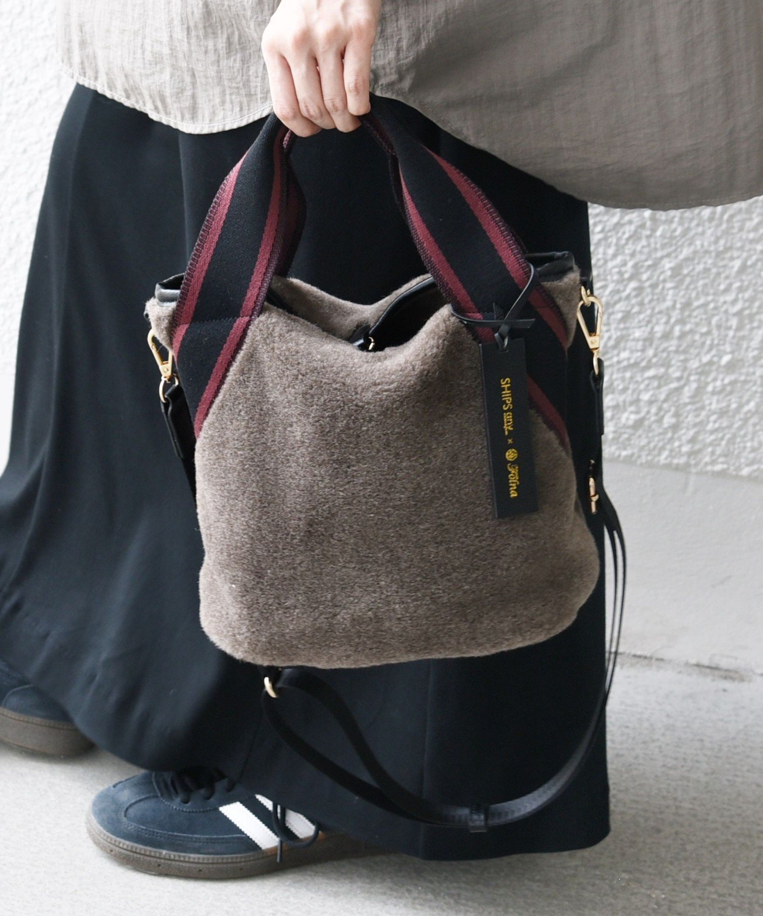 【シップス フォー ウィメン/SHIPS】の《追加 》【SHIPS any別注】Folna 2WAY ライン リバーシブル ショルダー バッグ インテリア・キッズ・メンズ・レディースファッション・服の通販 founy(ファニー) 　ファッション　Fashion　レディースファッション　Fashion for Women　バッグ　Bags　ショルダー　Shoulder, Shoulder Strap　トレンド　Trend, Trending Now　人気　Popular, Best Seller　パイピング　Piping, Trim Design　フェイクムートン　Faux Shearling, Faux Mouton　ベーシック　Basic, Essential　別注　Limited Edition, Custom Order　リバーシブル　Reversible, Two-Sided　ワイド　Wide, Wide Fit　2025年　2025　2025-2026秋冬・A/W　Autumn/Winter 2025–26 AW25–26　ブラウン|ID: prp329100004673071 ipo3291000000034428827