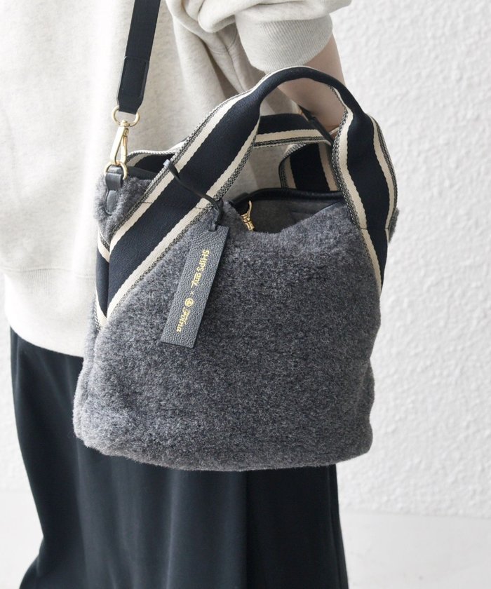 【シップス フォー ウィメン/SHIPS】の《追加 》【SHIPS any別注】Folna 2WAY ライン リバーシブル ショルダー バッグ インテリア・キッズ・メンズ・レディースファッション・服の通販 founy(ファニー) https://founy.com/ ファッション Fashion レディースファッション Fashion for Women バッグ Bags ショルダー Shoulder, Shoulder Strap トレンド Trend, Trending Now 人気 Popular, Best Seller パイピング Piping, Trim Design フェイクムートン Faux Shearling, Faux Mouton ベーシック Basic, Essential 別注 Limited Edition, Custom Order リバーシブル Reversible, Two-Sided ワイド Wide, Wide Fit 2025年 2025 2025-2026秋冬・A/W Autumn/Winter 2025–26 AW25–26 |ID: prp329100004673071 ipo3291000000034812006