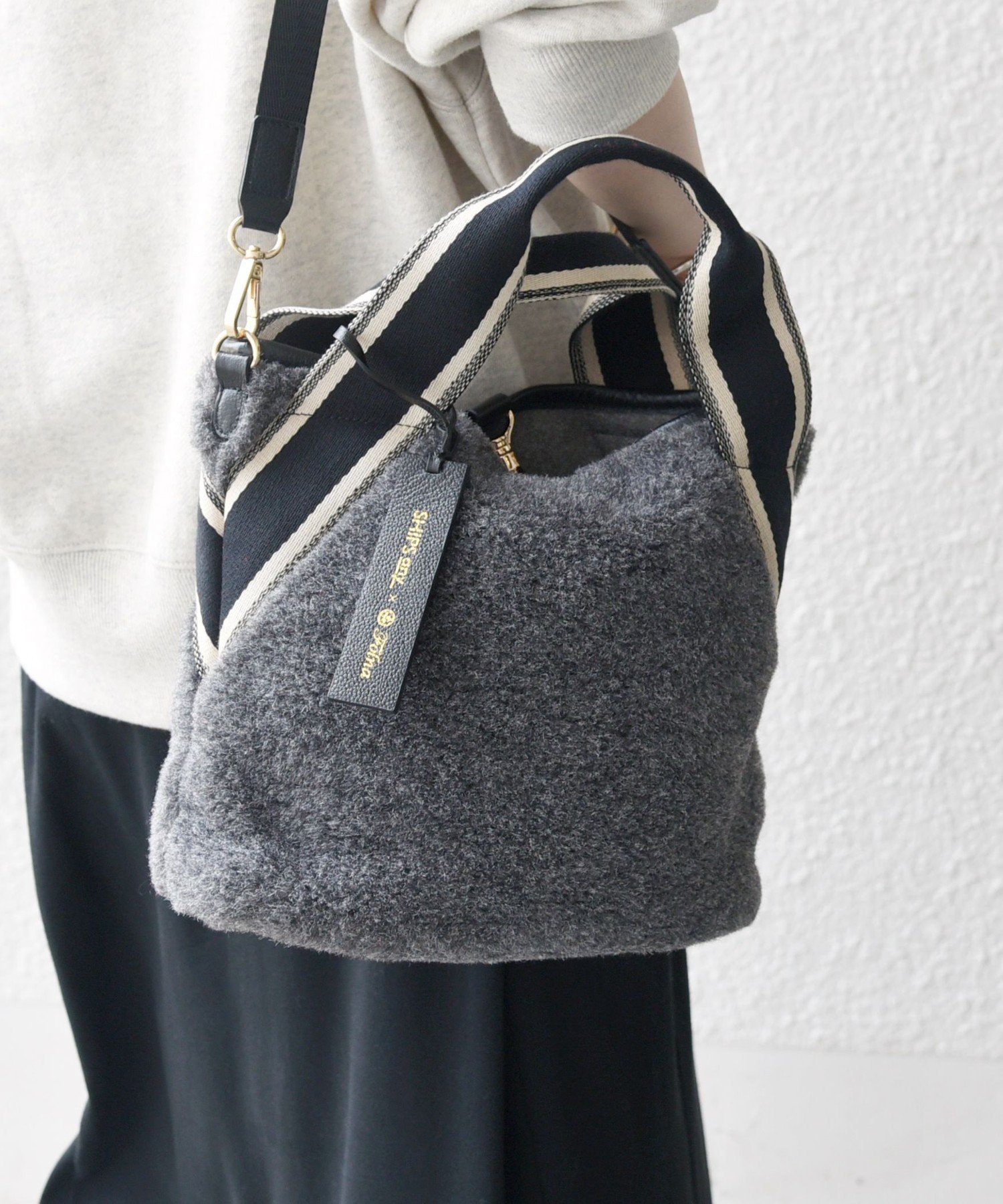 【シップス フォー ウィメン/SHIPS】の【SHIPS any別注】Folna 2WAY ライン リバーシブル ショルダー バッグ 人気、トレンドファッション・服の通販 founy(ファニー) 　ファッション　Fashion　レディースファッション　Fashion for Women　バッグ　Bags　ショルダー　Shoulder, Shoulder Strap　トレンド　Trend, Trending Now　人気　Popular, Best Seller　パイピング　Piping, Trim Design　フェイクムートン　Faux Shearling, Faux Mouton　ベーシック　Basic, Essential　別注　Limited Edition, Custom Order　リバーシブル　Reversible, Two-Sided　ワイド　Wide, Wide Fit　2025年　2025　2025-2026秋冬・A/W　Autumn/Winter 2025–26 AW25–26　 other-1|ID: prp329100004673071 ipo3291000000034873709