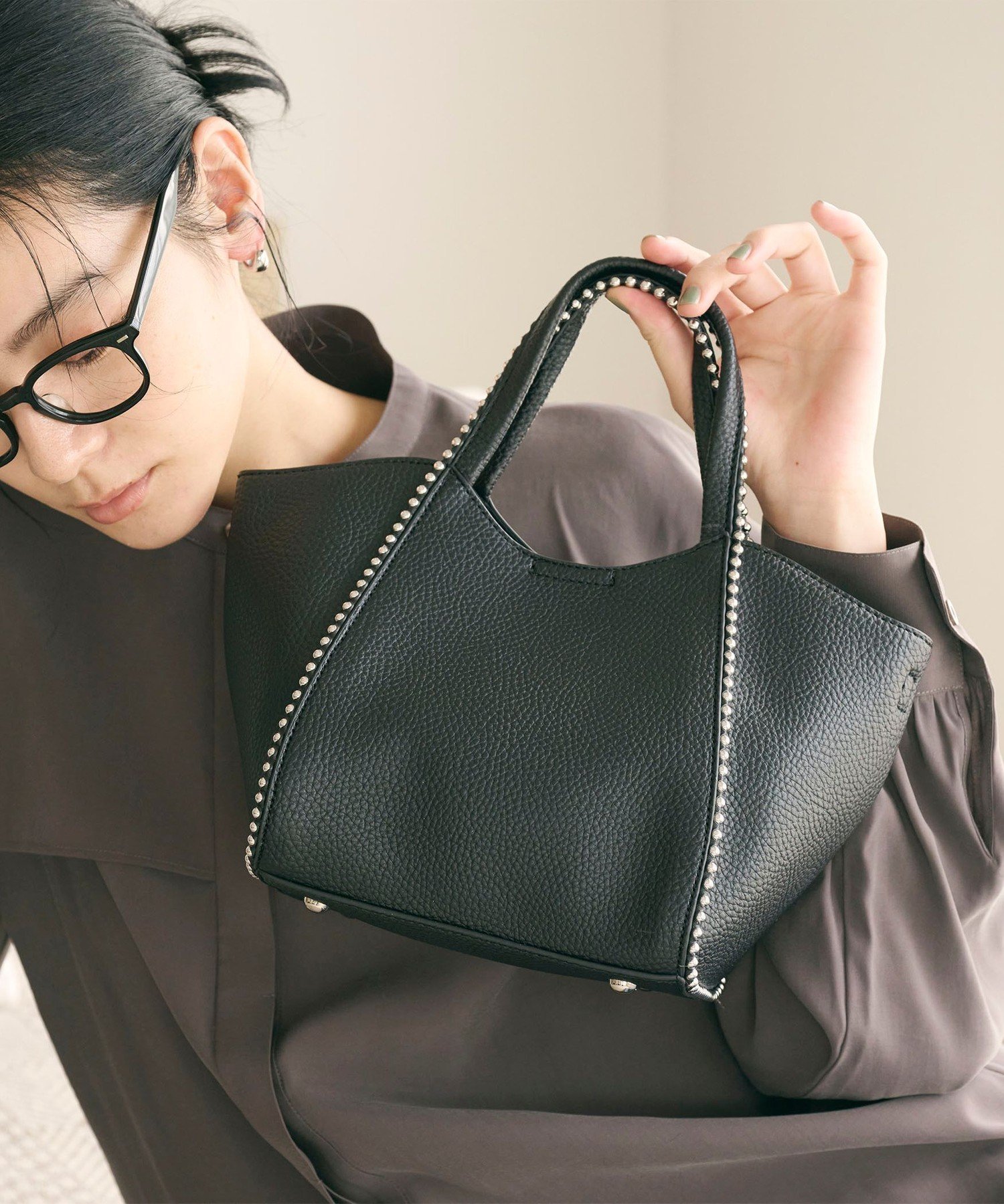 【ビューティ&ユース ユナイテッドアローズ/BEAUTY&YOUTH / UNITED ARROWS】のボールチェーン ミニトートバッグ -2WAY- インテリア・キッズ・メンズ・レディースファッション・服の通販 founy(ファニー) 　ファッション　Fashion　レディースファッション　Fashion for Women　バッグ　Bags　イエロー　Yellow　コンパクト　Compact, Small Size　ショルダー　Shoulder, Shoulder Strap　チェーン　Chain, Chain Strap　人気　Popular, Best Seller　おすすめ　Recommended / Our Picks　エレガント 上品　Elegant　ビジネス 仕事 通勤　Business / Work / Commuting　BLACK|ID: prp329100004673075 ipo3291000000034610777