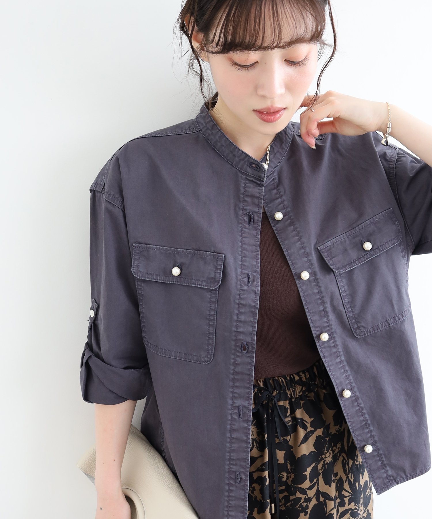【ルクールブラン/le.coeur blanc】のスタンドネックパールボタンシャツ インテリア・キッズ・メンズ・レディースファッション・服の通販 founy(ファニー) 　ファッション　Fashion　レディースファッション　Fashion for Women　トップス・カットソー　Cut & Sew Tops　シャツ・ブラウス・オフィスカジュアル　Elegant Blouses & Button-Ups　ショート　Short, Short Length　スタンド　Stand Collar, Upright Stand　ダメージ　Distressed, Destroyed　デニム　Denim, Jeans Material　ラウンド　Round, Round Neck　人気　Popular, Best Seller　夏　Summer　春　Spring　羽織　Haori, Light Jacket　C/グレー|ID: prp329100004673717 ipo3291000000033778602