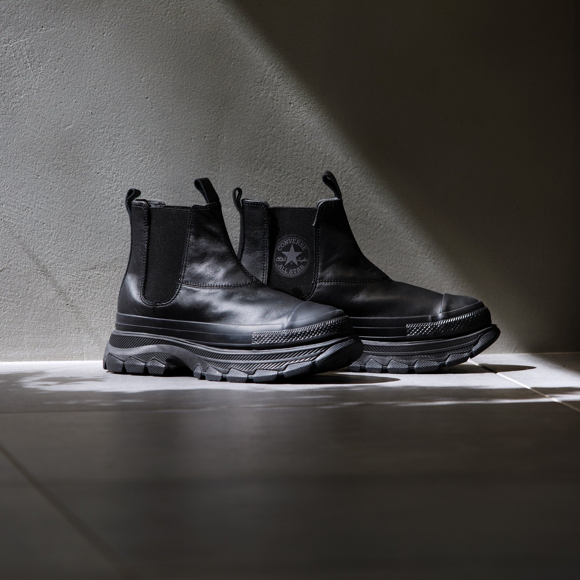 【コンバース/CONVERSE】の【CONVERSE 公式】LEATHER ALL STAR TREKWAVE SIDEGORE HI / 【コンバース 公式】レザー オールスター トレックウエーブ サイドゴア HI 厚底 ハイカット ブーツ インテリア・キッズ・メンズ・レディースファッション・服の通販 founy(ファニー) 　ファッション　Fashion　レディースファッション　Fashion for Women　厚底　Platform Shoes　クッション　Cushion, Throw Pillow　クラシック　Classic, Timeless Style　シューズ　Shoes, Footwear　おすすめ　Recommended / Our Picks　ブラック|ID: prp329100004673855 ipo3291000000033852300