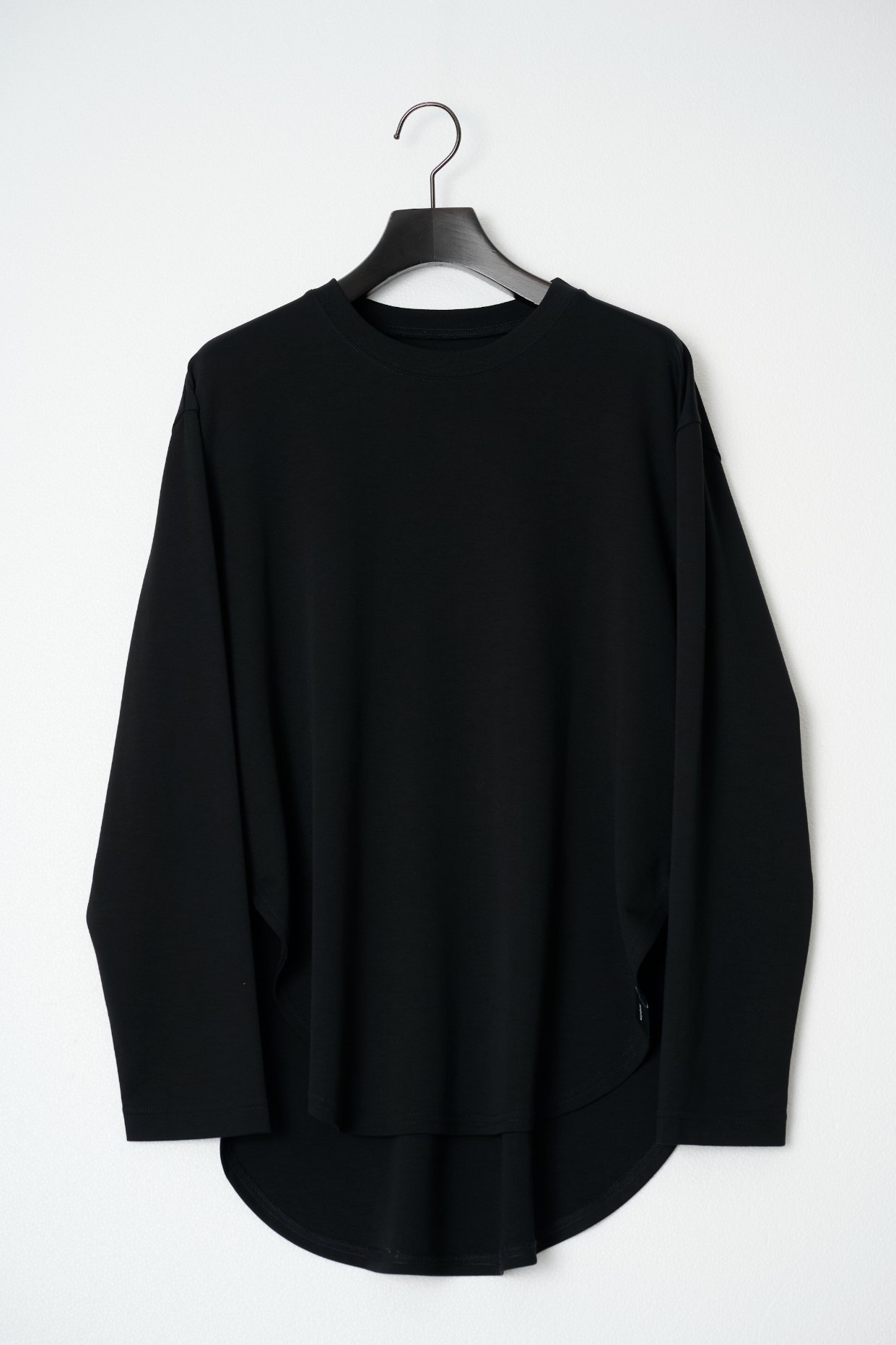 【ウジョー/Ujoh】のRound Hem Long Sleeve T インテリア・キッズ・メンズ・レディースファッション・服の通販 founy(ファニー) 　ファッション　Fashion　レディースファッション　Fashion for Women　トップス・カットソー　Cut & Sew Tops　カッティング　Cutting Detail　カットソー　Cut and Sewn Top　シンプル　Simple, Minimal　ラウンド　Round, Round Neck　日本製　Made In Japan　Black|ID: prp329100004674001 ipo3291000000033779807