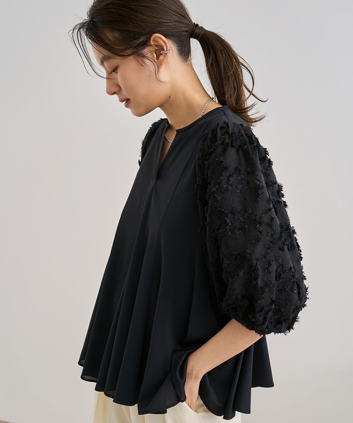 【ロペ/ROPE'】の【洗える】ジャガードスリーブコンビブラウス 人気、トレンドファッション・服の通販 founy(ファニー) 　ファッション　Fashion　レディースファッション　Fashion for Women　トップス・カットソー　Cut & Sew Tops　シャツ・ブラウス・オフィスカジュアル　Elegant Blouses & Button-Ups　洗える　Machine Washable　カットジャガード　Cut Jacquard　シアー　Sheer, See-Through　ペプラム　Peplum, Flared Hem　ポケット　Pocket, Pocket Detail　リーフ　Leaf, Botanical Leaf　ワイド　Wide, Wide Fit　おすすめ　Recommended / Our Picks　ビジネス 仕事 通勤　Business / Work / Commuting　 other-1|ID: prp329100004674003 ipo3291000000033779813