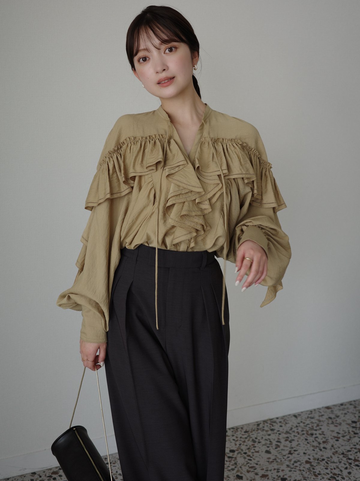 【アニュアンス/anuans】のリンクルラッフルブラウス インテリア・キッズ・メンズ・レディースファッション・服の通販 founy(ファニー) 　ファッション　Fashion　レディースファッション　Fashion for Women　トップス・カットソー　Cut & Sew Tops　シャツ・ブラウス・オフィスカジュアル　Elegant Blouses & Button-Ups　クラシカル　Classical, Vintage-Inspired　シンプル　Simple, Minimal　バランス　Balance, Style Balance　ボトム　Bottoms, Lower Wear　ヨーク　Yoke, Yoke Design　ラッフル　Ruffle, Frill　BEIGE|ID: prp329100004674220 ipo3291000000033780615