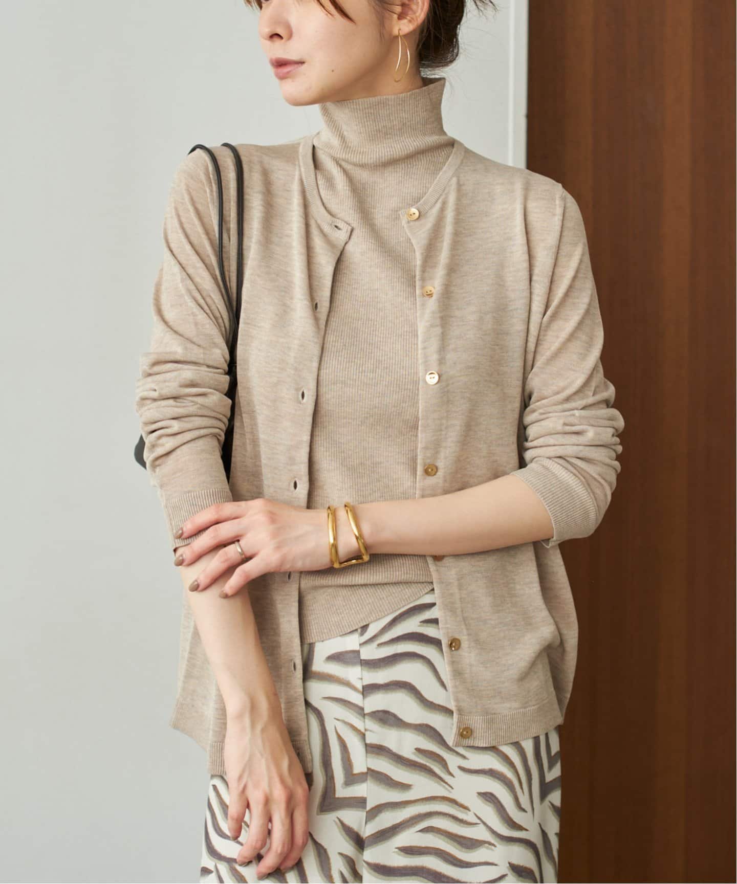 【プラージュ/Plage】のvis/silk mix カーディガン インテリア・キッズ・メンズ・レディースファッション・服の通販 founy(ファニー) 　ファッション　Fashion　レディースファッション　Fashion for Women　トップス・カットソー　Cut & Sew Tops　カーディガン・羽織り　Layered Style Cardigans　アンサンブル　Ensemble Set　カーディガン　Cardigan, Knitwear　シルク　Silk, 100% Silk　シンプル　Simple, Minimal　タートルネック　Turtleneck, High Neck　メタル　Metal, Metal Parts　ベージュ|ID: prp329100004674332 ipo3291000000033781056