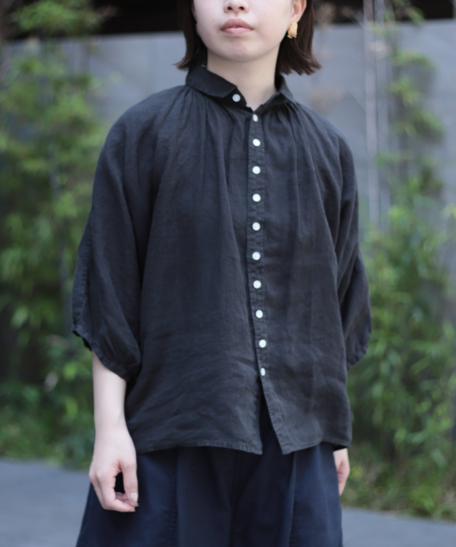 【ドミンゴ/DOMINGO】のリネンキャンバス グランシャツ インテリア・キッズ・メンズ・レディースファッション・服の通販 founy(ファニー) 　ファッション　Fashion　レディースファッション　Fashion for Women　トップス・カットソー　Cut & Sew Tops　シャツ・ブラウス・オフィスカジュアル　Elegant Blouses & Button-Ups　春　Spring　キャンバス　Canvas, Canvas Fabric　ギャザー　Gathered, Ruffled　ドレープ　Drape, Draping Fabric　バランス　Balance, Style Balance　ファブリック　Fabric, Textile　フォルム　Silhouette, Form　羽織　Haori, Light Jacket　リネン　Linen, Linen Fabric　S/S・春夏　SS, Spring/Summer, Warm Season　夏　Summer　エレガント 上品　Elegant　ブラック|ID: prp329100004674352 ipo3291000000033845276