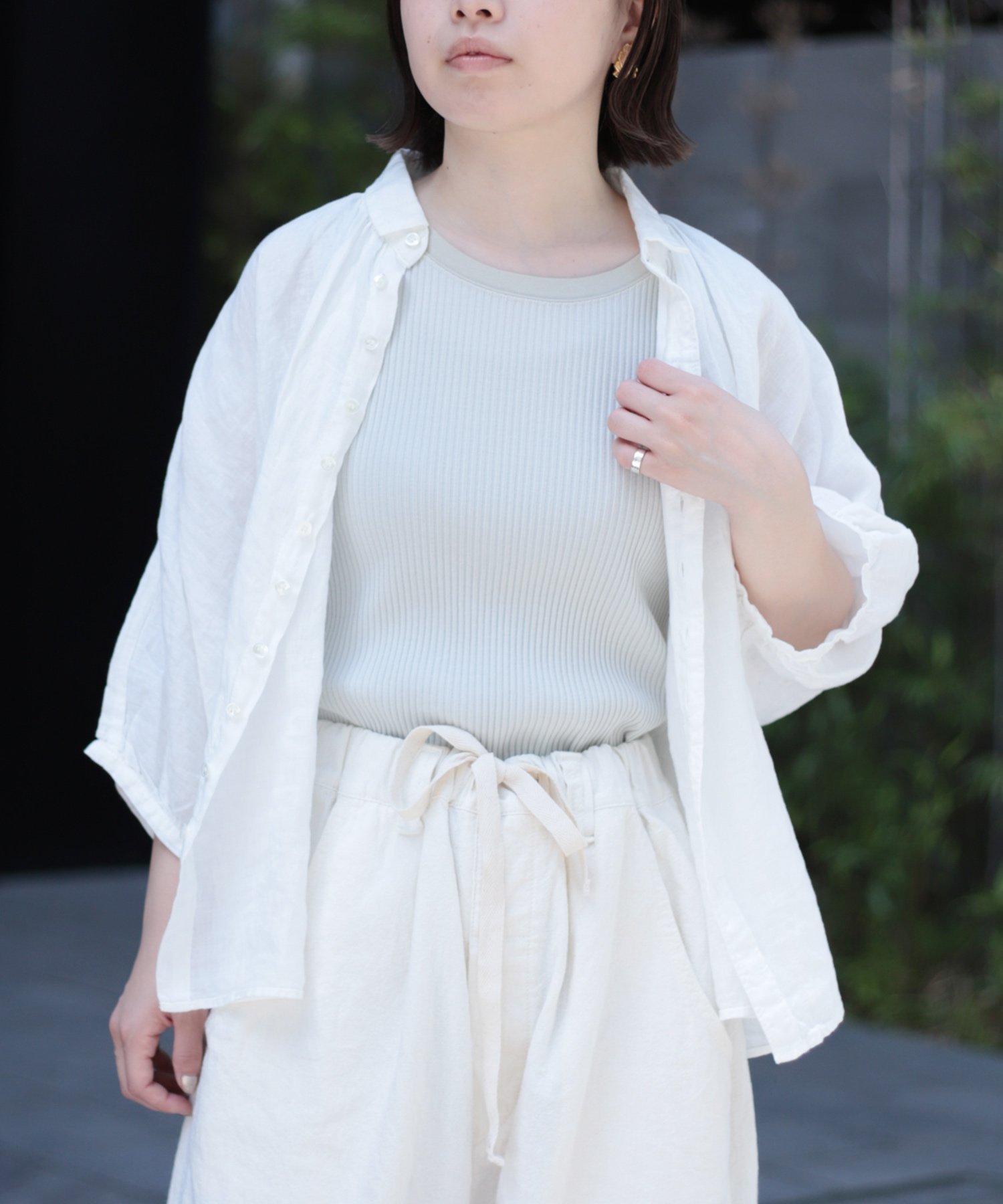 【ドミンゴ/DOMINGO】のリネンキャンバス グランシャツ インテリア・キッズ・メンズ・レディースファッション・服の通販 founy(ファニー) 　ファッション　Fashion　レディースファッション　Fashion for Women　トップス・カットソー　Cut & Sew Tops　シャツ・ブラウス・オフィスカジュアル　Elegant Blouses & Button-Ups　春　Spring　キャンバス　Canvas, Canvas Fabric　ギャザー　Gathered, Ruffled　ドレープ　Drape, Draping Fabric　バランス　Balance, Style Balance　ファブリック　Fabric, Textile　フォルム　Silhouette, Form　羽織　Haori, Light Jacket　リネン　Linen, Linen Fabric　S/S・春夏　SS, Spring/Summer, Warm Season　夏　Summer　エレガント 上品　Elegant　ホワイト|ID: prp329100004674352 ipo3291000000033845279