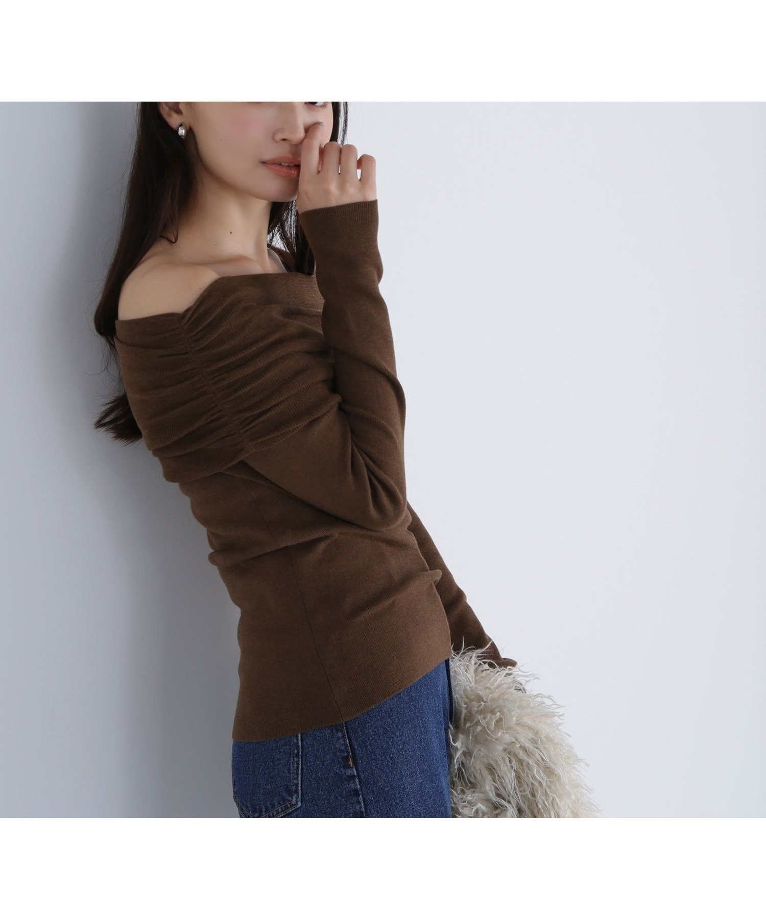 【ナチュラル ビューティー ベーシック/NATURAL BEAUTY BASIC】のオフショルコンパクトニット インテリア・キッズ・メンズ・レディースファッション・服の通販 founy(ファニー) 　ファッション　Fashion　レディースファッション　Fashion for Women　トップス・カットソー　Cut & Sew Tops　ニット　Knit Tops & Sweaters　おすすめ　Recommended / Our Picks　ギャザー　Gathered, Ruffled　コンパクト　Compact, Small Size　デコルテ　Décolleté, Neckline　トレンド　Trend, Trending Now　フレア　Flare, Flared　プレーン　Plain, Simple　ワイド　Wide, Wide Fit　ブラウン|ID: prp329100004674395 ipo3291000000033781297