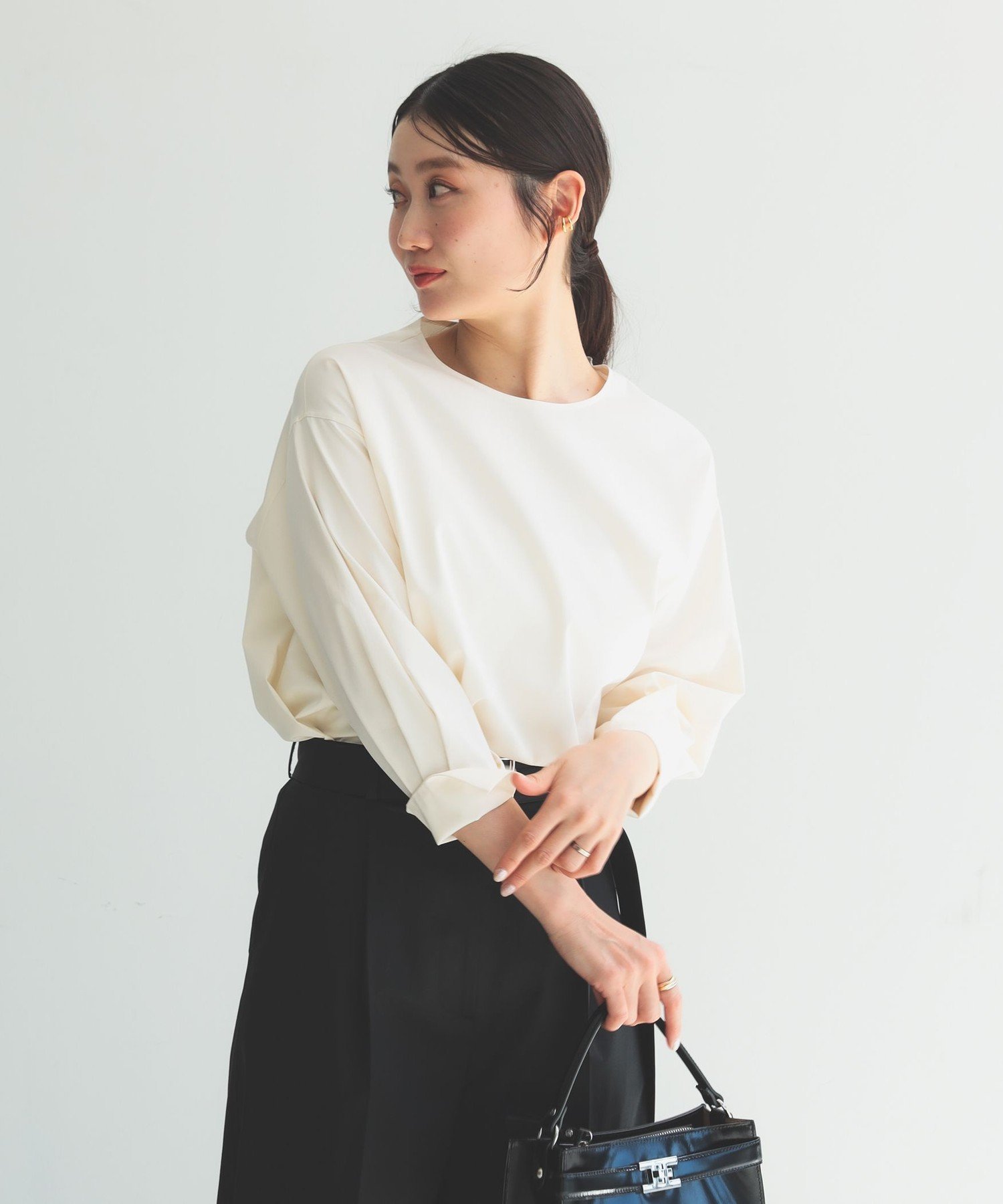 【デミルクス ビームス/Demi-Luxe BEAMS】の【8/7再値下げ】Oggi * Demi-Luxe BEAMS / スリットカフス クルーネックブラウス インテリア・キッズ・メンズ・レディースファッション・服の通販 founy(ファニー) 　ファッション　Fashion　レディースファッション　Fashion for Women　トップス・カットソー　Cut & Sew Tops　シャツ・ブラウス・オフィスカジュアル　Elegant Blouses & Button-Ups　インナー　Innerwear　春　Spring　カフス　Cuff Design　シンプル　Simple, Minimal　ジャケット　Jacket, Outerwear　スリット　Slit, Slit Detail　デスク　Desk, Work Desk　フラット　Flat, Flat Shoes　リアル　Real, Realistic　ワーク　Workwear, Utility Style　ビジネス 仕事 通勤　Business / Work / Commuting　OFF_WHTE|ID: prp329100004677325 ipo3291000000034066906