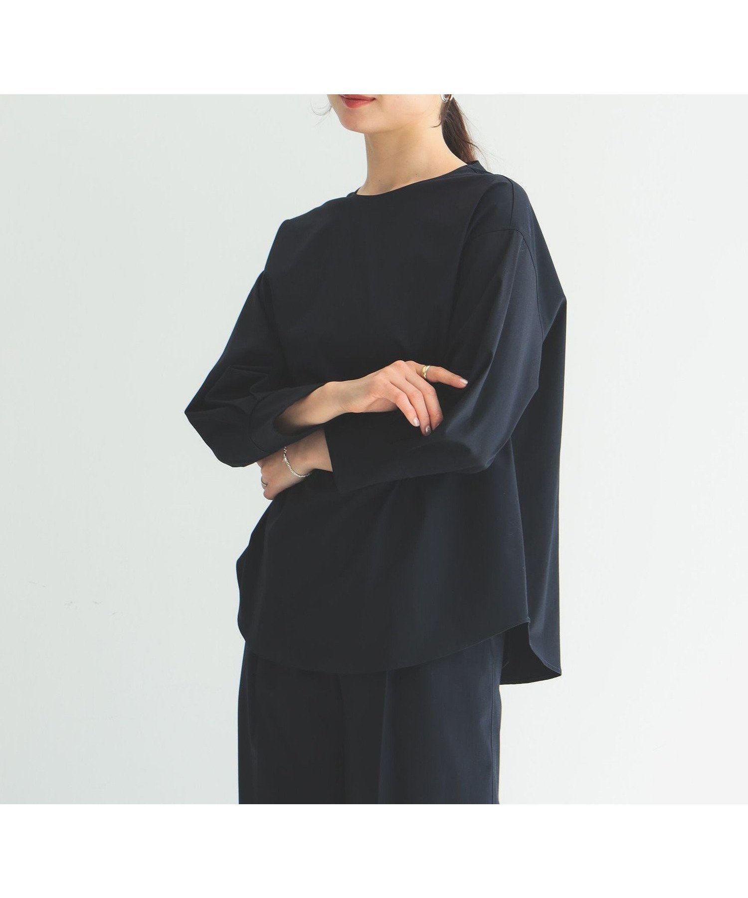 【デミルクス ビームス/Demi-Luxe BEAMS】の【8/7再値下げ】Oggi * Demi-Luxe BEAMS / スリットカフス クルーネックブラウス インテリア・キッズ・メンズ・レディースファッション・服の通販 founy(ファニー) 　ファッション　Fashion　レディースファッション　Fashion for Women　トップス・カットソー　Cut & Sew Tops　シャツ・ブラウス・オフィスカジュアル　Elegant Blouses & Button-Ups　インナー　Innerwear　春　Spring　カフス　Cuff Design　シンプル　Simple, Minimal　ジャケット　Jacket, Outerwear　スリット　Slit, Slit Detail　デスク　Desk, Work Desk　フラット　Flat, Flat Shoes　リアル　Real, Realistic　ワーク　Workwear, Utility Style　ビジネス 仕事 通勤　Business / Work / Commuting　NAVY|ID: prp329100004677325 ipo3291000000034066907