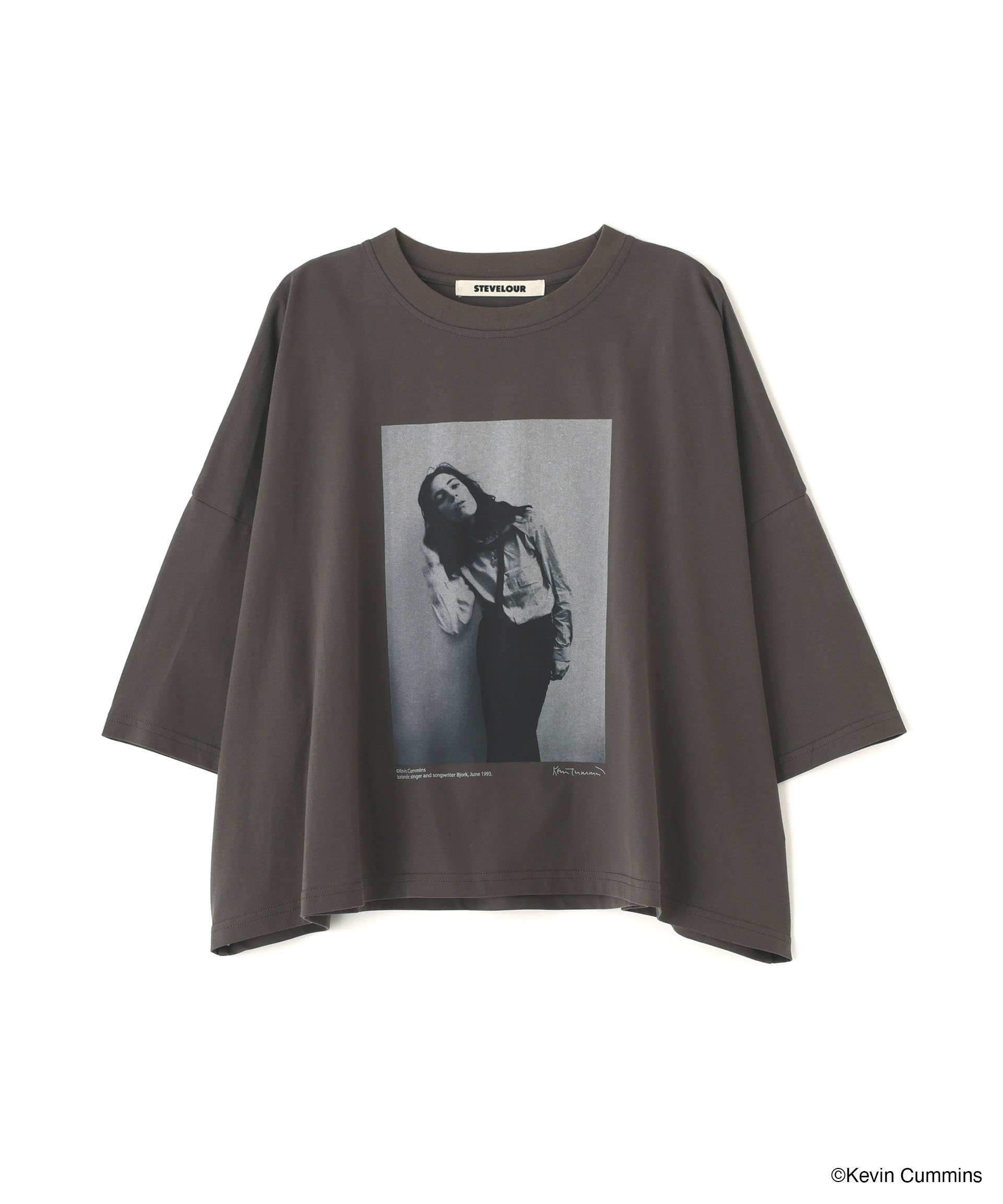 【ナノ ユニバース/nano universe】の「STEVELOUR」Kevin Cummins×STEVELOURコラボTシャツ インテリア・キッズ・メンズ・レディースファッション・服の通販 founy(ファニー) 　ファッション　Fashion　レディースファッション　Fashion for Women　トップス・カットソー　Cut & Sew Tops　シャツ・ブラウス・オフィスカジュアル　Elegant Blouses & Button-Ups　ロングTシャツ・Tシャツ　Longline T-Shirts & Tees　ベロアトップス　Velour Tops / Velvet-Look Items　インナー　Innerwear　カットソー　Cut and Sewn Top　クロップド　Cropped, Short Length　コラボ　Collaboration, Collab　シルケット　Silket, Silky Cotton　雑誌　Magazine, Fashion Magazine　ニューヨーク　New York, NYC Style　バランス　Balance, Style Balance　パフォーマンス　Performance, Active Function　ビッグ　Big, Oversized　プリント　Print, Printed Pattern　ベロア　Velour, Soft Velvet　モダン　Modern, Contemporary　モノトーン　Monotone, Black and White　2025年　2025　2025-2026秋冬・A/W　Autumn/Winter 2025–26 AW25–26　チャコール3|ID: prp329100004677425 ipo3291000000033793608