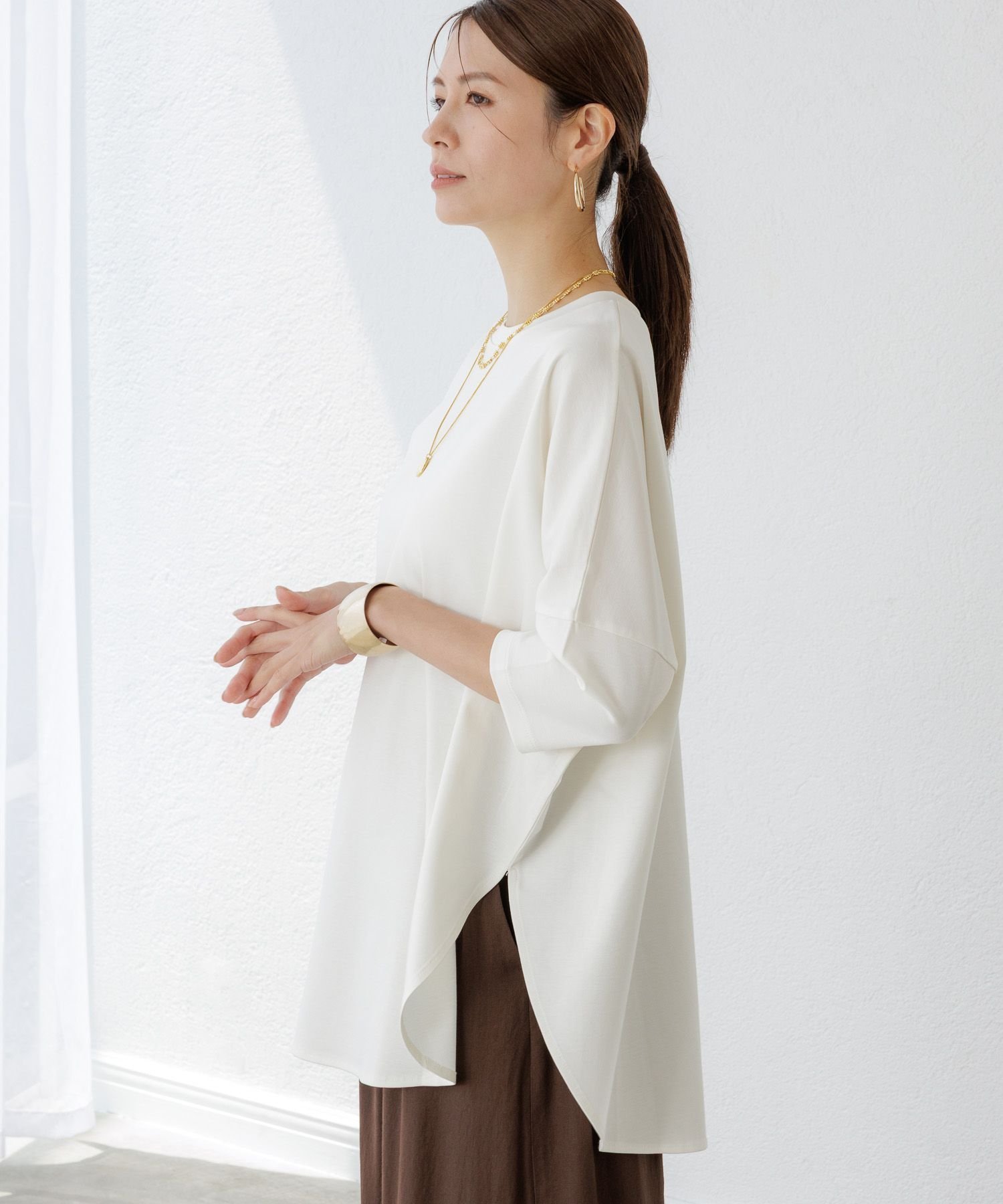 【エルーラ/Elura】のバックスリットTシャツ/572940 インテリア・キッズ・メンズ・レディースファッション・服の通販 founy(ファニー) 　ファッション　Fashion　レディースファッション　Fashion for Women　トップス・カットソー　Cut & Sew Tops　シャツ・ブラウス・オフィスカジュアル　Elegant Blouses & Button-Ups　ロングTシャツ・Tシャツ　Longline T-Shirts & Tees　バッグ　Bags　コンパクト　Compact, Small Size　スリット　Slit, Slit Detail　デニム　Denim, Jeans Material　リラックス　Relax, Relaxed Fit　ロング　Long, Long-Length　エレガント 上品　Elegant　オフホワイト05|ID: prp329100004677652 ipo3291000000033794697