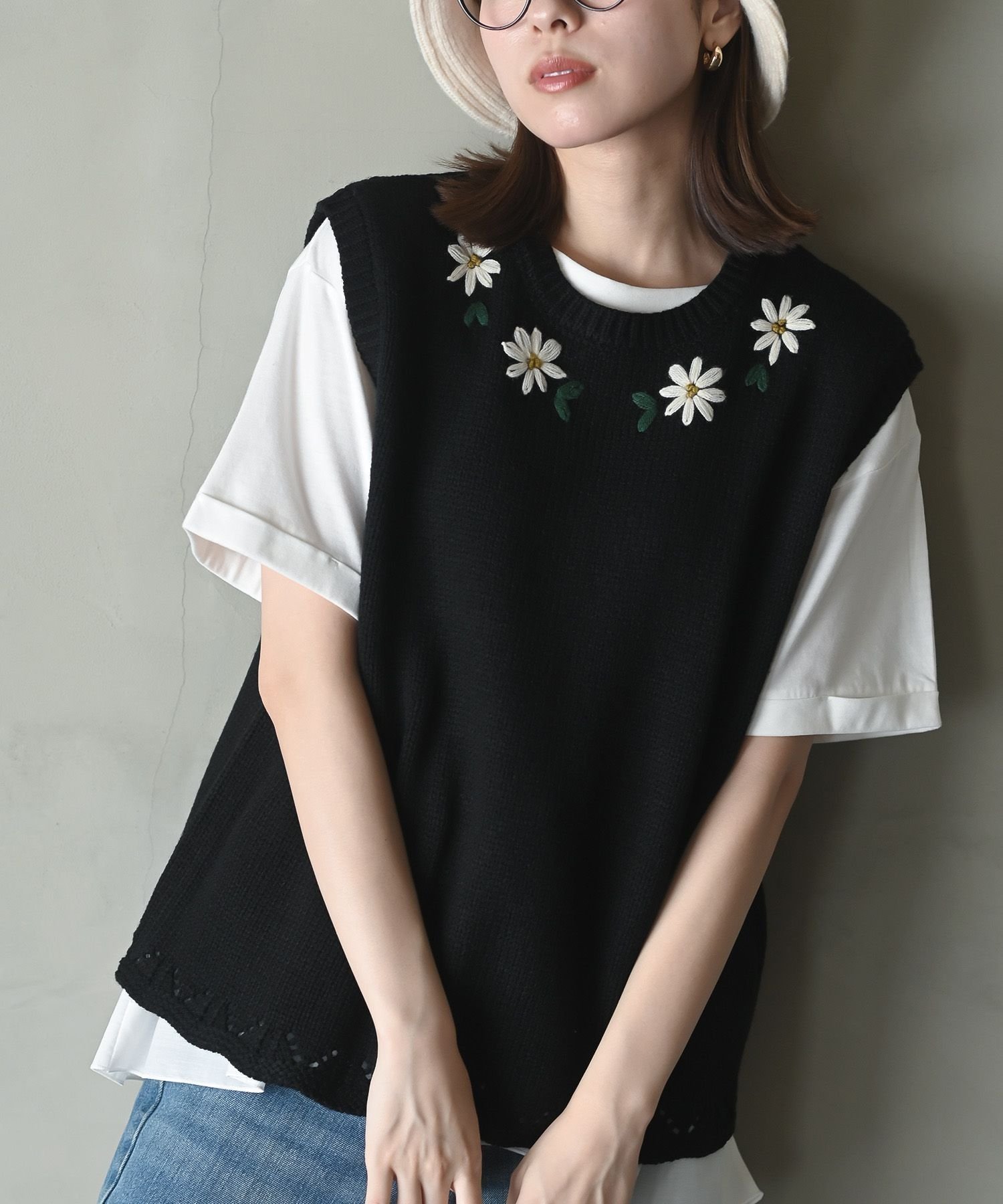 【アールピーエス/rps】のフラワー刺繍クルーネックニットベスト 人気、トレンドファッション・服の通販 founy(ファニー) 　ファッション　Fashion　レディースファッション　Fashion for Women　アウター　Coat / Outerwear Collection　トップス・カットソー　Cut & Sew Tops　ニット　Knit Tops & Sweaters　ベスト&ジレ / 重ね着スタイル　Vests & Gilets　ハンド　Hand, Handmade　フラワー　Flower, Floral　ベスト　Vest, Waistcoat　再入荷　Restock / Back in Stock　洗える　Machine Washable　 other-1|ID: prp329100004677681 ipo3291000000033794859