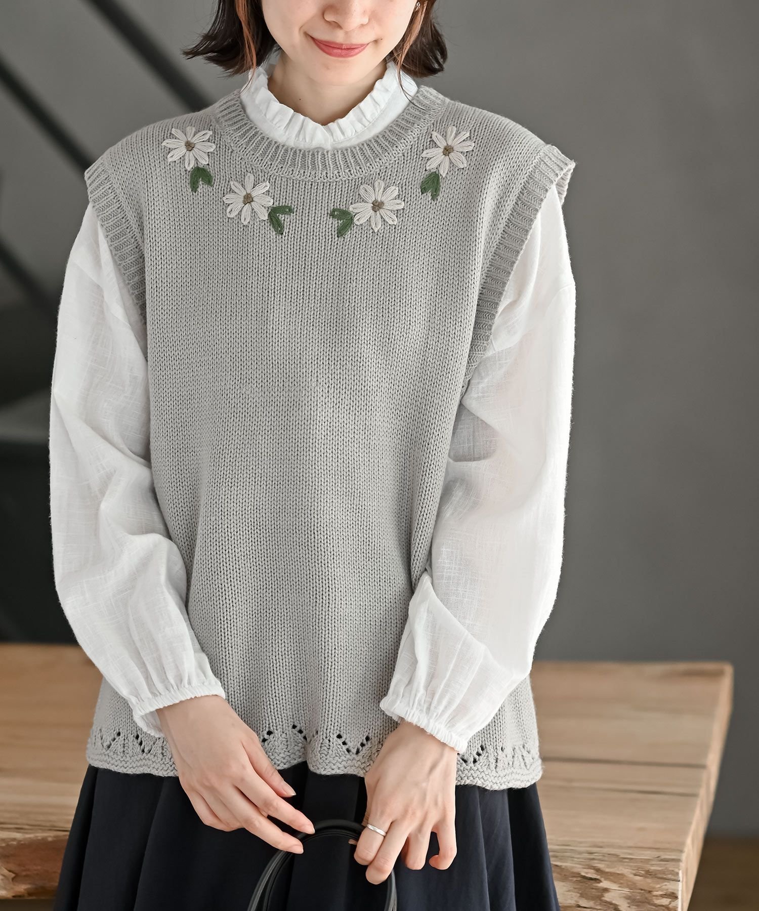 【アールピーエス/rps】のフラワー刺繍クルーネックニットベスト インテリア・キッズ・メンズ・レディースファッション・服の通販 founy(ファニー) 　ファッション　Fashion　レディースファッション　Fashion for Women　アウター　Coat / Outerwear Collection　トップス・カットソー　Cut & Sew Tops　ニット　Knit Tops & Sweaters　ベスト&ジレ / 重ね着スタイル　Vests & Gilets　ハンド　Hand, Handmade　フラワー　Flower, Floral　ベスト　Vest, Waistcoat　再入荷　Restock / Back in Stock　洗える　Machine Washable　グレー|ID: prp329100004677681 ipo3291000000033794867