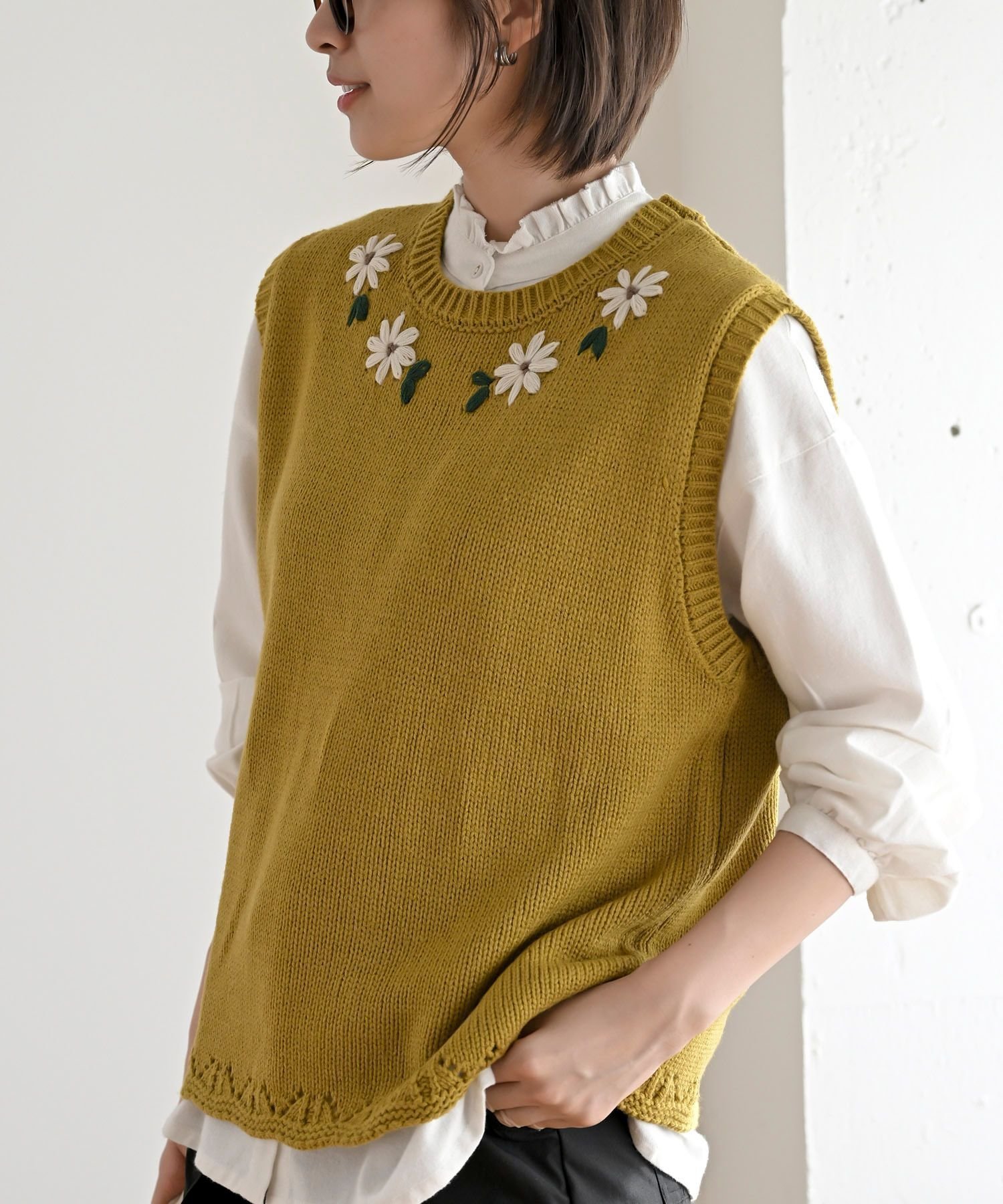 【アールピーエス/rps】のフラワー刺繍クルーネックニットベスト インテリア・キッズ・メンズ・レディースファッション・服の通販 founy(ファニー) 　ファッション　Fashion　レディースファッション　Fashion for Women　アウター　Coat / Outerwear Collection　トップス・カットソー　Cut & Sew Tops　ニット　Knit Tops & Sweaters　ベスト&ジレ / 重ね着スタイル　Vests & Gilets　ハンド　Hand, Handmade　フラワー　Flower, Floral　ベスト　Vest, Waistcoat　再入荷　Restock / Back in Stock　洗える　Machine Washable　マスタード|ID: prp329100004677681 ipo3291000000033794870