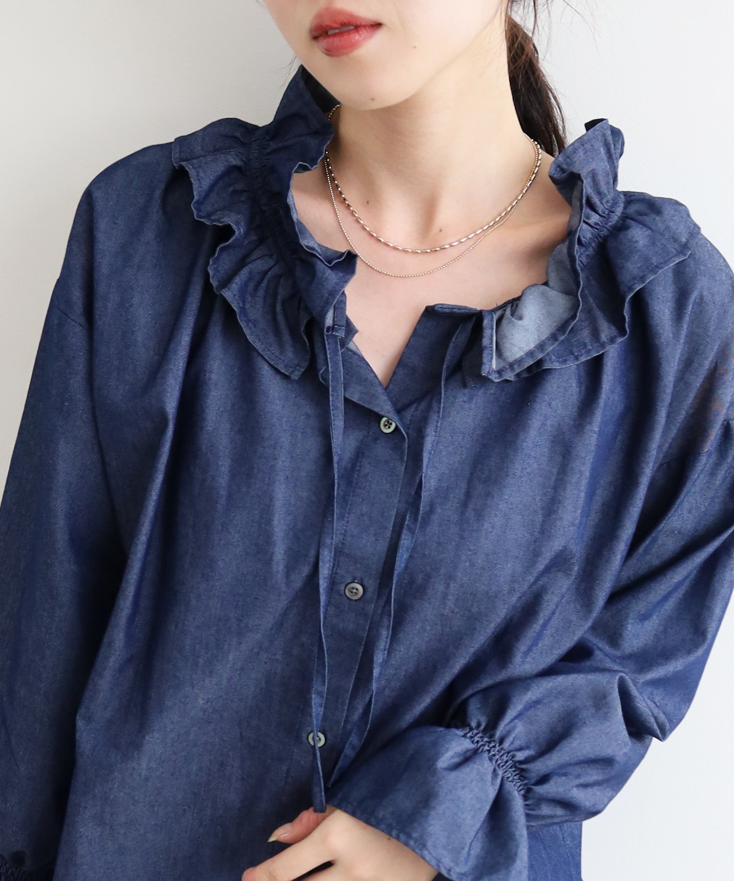 【ルクールブラン/le.coeur blanc】のフリルネックデニムブラウス インテリア・キッズ・メンズ・レディースファッション・服の通販 founy(ファニー) 　ファッション　Fashion　レディースファッション　Fashion for Women　トップス・カットソー　Cut & Sew Tops　シャツ・ブラウス・オフィスカジュアル　Elegant Blouses & Button-Ups　おすすめ　Recommended / Our Picks　ギャザー　Gathered, Ruffled　スリーブ　Sleeve, Long Sleeve / Short Sleeve　デニム　Denim, Jeans Material　バランス　Balance, Style Balance　フェミニン　Feminine, Girly　フリル　Frill, Ruffle　夏　Summer　羽織　Haori, Light Jacket　ネイビー|ID: prp329100004677721 ipo3291000000033795073