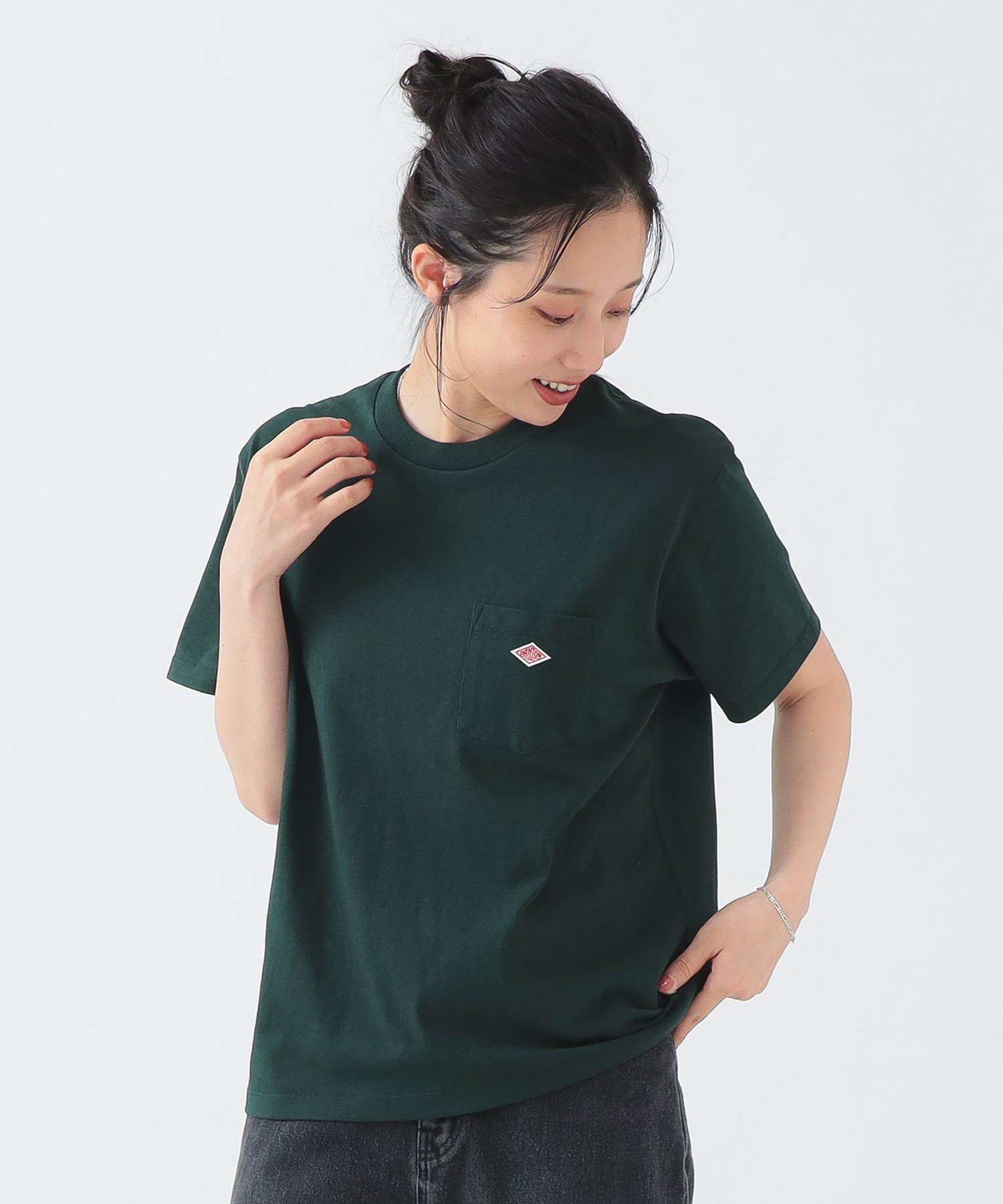 【ビーミングライフストアバイビームス/B:MING LIFE STORE by BEAMS】のDANTON / SHORT SLEEVE POCKET T-SHIRT PLAIN(S~M) 25AW ダントン tシャツ 定番 ポケT インテリア・キッズ・メンズ・レディースファッション・服の通販 founy(ファニー) 　ファッション　Fashion　レディースファッション　Fashion for Women　トップス・カットソー　Cut & Sew Tops　シャツ・ブラウス・オフィスカジュアル　Elegant Blouses & Button-Ups　ロングTシャツ・Tシャツ　Longline T-Shirts & Tees　2025年　2025　2025-2026秋冬・A/W　Autumn/Winter 2025–26 AW25–26　シンプル　Simple, Minimal　ベーシック　Basic, Essential　ボックス　Boxy, Box Shape　ポケット　Pocket, Pocket Detail　ワンポイント　One Point, Statement Accent　定番　Standard, Basic Item　DARK_GREEN|ID: prp329100004677722 ipo3291000000033795080