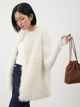 【ミラオーウェン/Mila Owen】のノーカラーフェイクファーベスト 人気、トレンドファッション・服の通販 founy(ファニー) ファッション Fashion レディースファッション Fashion for Women アウター Coat / Outerwear Collection トップス・カットソー Cut & Sew Tops ベスト&ジレ / 重ね着スタイル Vests & Gilets おすすめ Recommended / Our Picks エレガント 上品 Elegant シンプル Simple, Minimal スリット Slit, Slit Detail パイピング Piping, Trim Design フェイクファー Faux Fur, Imitation Fur フロント Front, Front Design ベスト Vest, Waistcoat ポケット Pocket, Pocket Detail モダン Modern, Contemporary リュクス Luxury, Elegant, High-End, Chic 秋 Autumn |ID:prp329100004678032