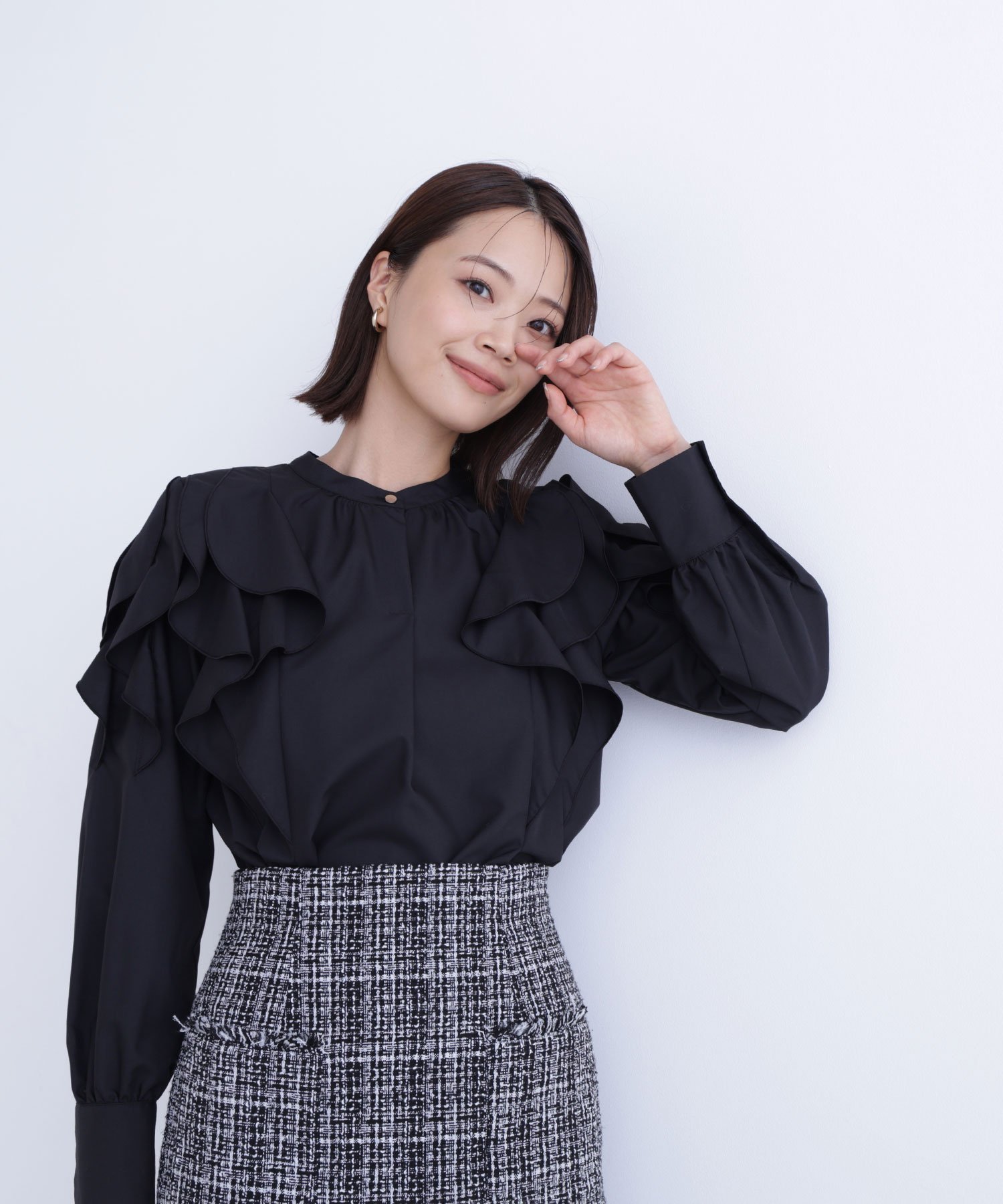 【ナチュラル ビューティー ベーシック/NATURAL BEAUTY BASIC】のメタルポイントフリルブラウス インテリア・キッズ・メンズ・レディースファッション・服の通販 founy(ファニー) 　ファッション　Fashion　レディースファッション　Fashion for Women　トップス・カットソー　Cut & Sew Tops　シャツ・ブラウス・オフィスカジュアル　Elegant Blouses & Button-Ups　おすすめ　Recommended / Our Picks　ストレート　Straight, Straight Cut　フロント　Front, Front Design　ブロード　Broadcloth, Fine Cotton　メタル　Metal, Metal Parts　エレガント 上品　Elegant　ブラック|ID: prp329100004678151 ipo3291000000033797255