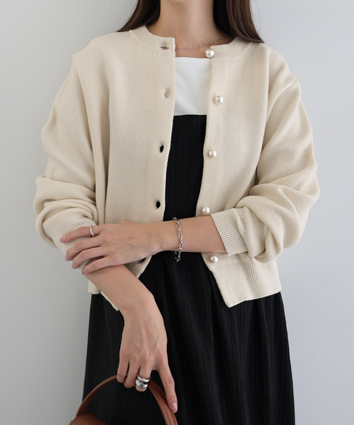 【アンドミー/andme】のパールボタン 長袖 ニット カーディガン インテリア・キッズ・メンズ・レディースファッション・服の通販 founy(ファニー) 　ファッション　Fashion　レディースファッション　Fashion for Women　トップス・カットソー　Cut & Sew Tops　ニット　Knit Tops & Sweaters　カーディガン・羽織り　Layered Style Cardigans　アクリル　Acrylic Material　カーディガン　Cardigan, Knitwear　コンパクト　Compact, Small Size　トレンド　Trend, Trending Now　パール　Pearl, Pearl Accent　エレガント 上品　Elegant　長袖　Long Sleeve, Full Sleeve　アイボリー|ID: prp329100004678177 ipo3291000000033989250
