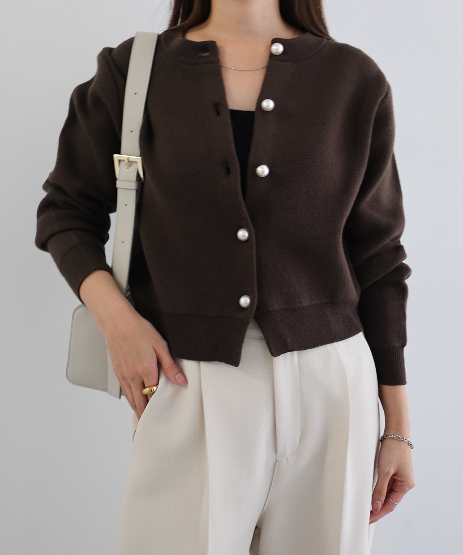 【アンドミー/andme】のパールボタン 長袖 ニット カーディガン インテリア・キッズ・メンズ・レディースファッション・服の通販 founy(ファニー) 　ファッション　Fashion　レディースファッション　Fashion for Women　トップス・カットソー　Cut & Sew Tops　ニット　Knit Tops & Sweaters　カーディガン・羽織り　Layered Style Cardigans　アクリル　Acrylic Material　カーディガン　Cardigan, Knitwear　コンパクト　Compact, Small Size　トレンド　Trend, Trending Now　パール　Pearl, Pearl Accent　エレガント 上品　Elegant　長袖　Long Sleeve, Full Sleeve　ブラウン|ID: prp329100004678177 ipo3291000000033989253