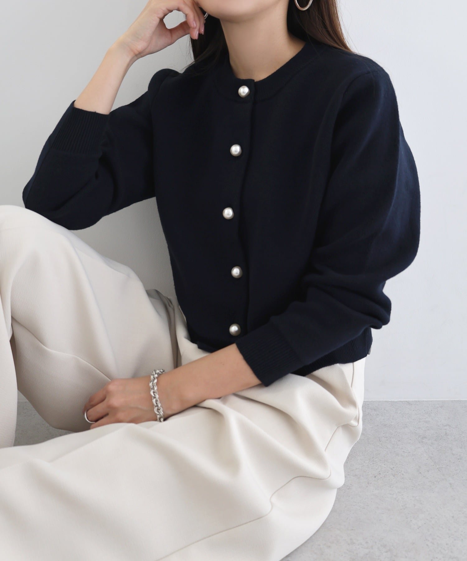 【アンドミー/andme】のパールボタン 長袖 ニット カーディガン インテリア・キッズ・メンズ・レディースファッション・服の通販 founy(ファニー) 　ファッション　Fashion　レディースファッション　Fashion for Women　トップス・カットソー　Cut & Sew Tops　ニット　Knit Tops & Sweaters　カーディガン・羽織り　Layered Style Cardigans　アクリル　Acrylic Material　カーディガン　Cardigan, Knitwear　コンパクト　Compact, Small Size　トレンド　Trend, Trending Now　パール　Pearl, Pearl Accent　エレガント 上品　Elegant　長袖　Long Sleeve, Full Sleeve　ネイビー|ID: prp329100004678177 ipo3291000000033989254