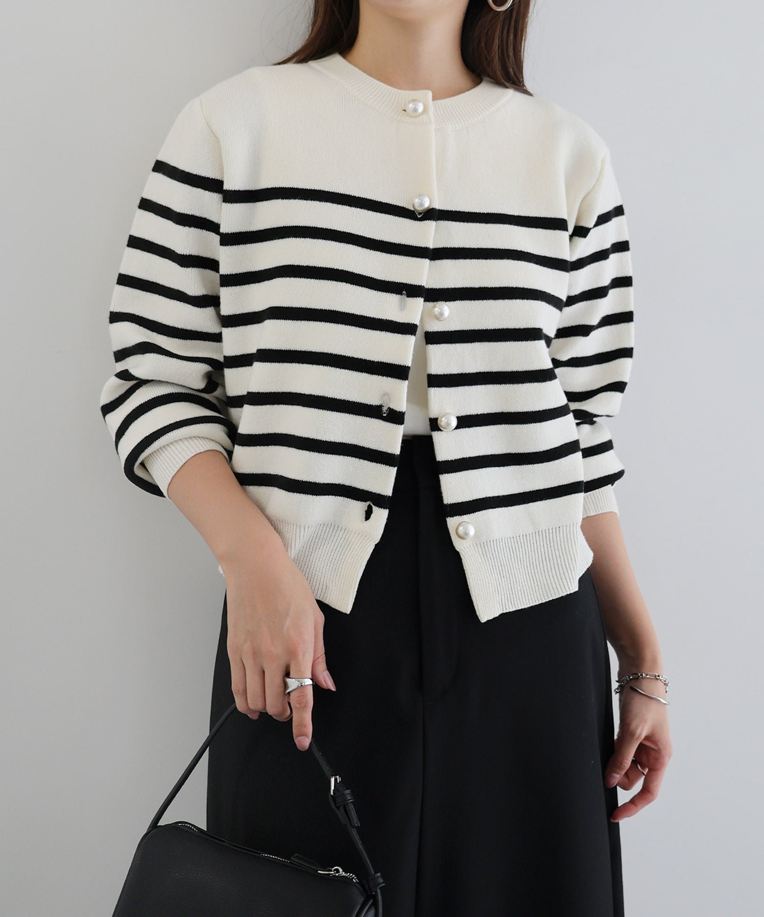 【アンドミー/andme】のパールボタン 長袖 ニット カーディガン インテリア・キッズ・メンズ・レディースファッション・服の通販 founy(ファニー) 　ファッション　Fashion　レディースファッション　Fashion for Women　トップス・カットソー　Cut & Sew Tops　ニット　Knit Tops & Sweaters　カーディガン・羽織り　Layered Style Cardigans　アクリル　Acrylic Material　カーディガン　Cardigan, Knitwear　コンパクト　Compact, Small Size　トレンド　Trend, Trending Now　パール　Pearl, Pearl Accent　エレガント 上品　Elegant　長袖　Long Sleeve, Full Sleeve　オフホワイト×ブラック|ID: prp329100004678177 ipo3291000000033989255