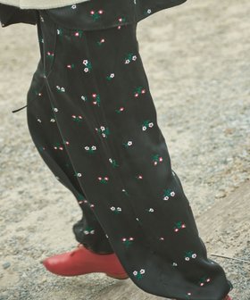 【ビショップ/Bshop】のフラワーエンブロイダリー サテンパンツ WOMEN 人気、トレンドファッション・服の通販 founy(ファニー) ファッション Fashion レディースファッション Fashion for Women パンツ Pants & Trousers サテン Satin, Glossy Fabric ドレープ Drape, Draping Fabric ドローコード Drawcord, Drawstring Cord ヴィンテージ Vintage Style エレガント 上品 Elegant |ID:prp329100004678271
