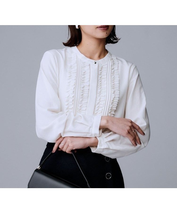 【アンタイトル/UNTITLED】の【1枚で着映え/オンオフ着回し】フリルサテンブラウス インテリア・キッズ・メンズ・レディースファッション・服の通販 founy(ファニー) 　ファッション　Fashion　レディースファッション　Fashion for Women　トップス・カットソー　Cut & Sew Tops　シャツ・ブラウス・オフィスカジュアル　Elegant Blouses & Button-Ups　インナー　Innerwear　カーディガン　Cardigan, Knitwear　サテン　Satin, Glossy Fabric　ジャケット　Jacket, Outerwear　スマート　Smart, Elegant　フリル　Frill, Ruffle　フロント　Front, Front Design　メタル　Metal, Metal Parts　エレガント 上品　Elegant　吸水　Absorbent, Quick-Dry　オフホワイト|ID: prp329100004678325 ipo3291000000034417383