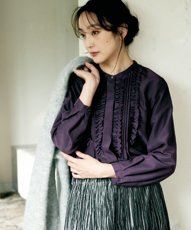 【アンタイトル/UNTITLED】の【1枚で着映え/オンオフ着回し】フリルサテンブラウス インテリア・キッズ・メンズ・レディースファッション・服の通販 founy(ファニー) 　ファッション　Fashion　レディースファッション　Fashion for Women　トップス・カットソー　Cut & Sew Tops　シャツ・ブラウス・オフィスカジュアル　Elegant Blouses & Button-Ups　インナー　Innerwear　カーディガン　Cardigan, Knitwear　サテン　Satin, Glossy Fabric　ジャケット　Jacket, Outerwear　スマート　Smart, Elegant　フリル　Frill, Ruffle　フロント　Front, Front Design　メタル　Metal, Metal Parts　エレガント 上品　Elegant　吸水　Absorbent, Quick-Dry　パープル|ID: prp329100004678325 ipo3291000000034417390