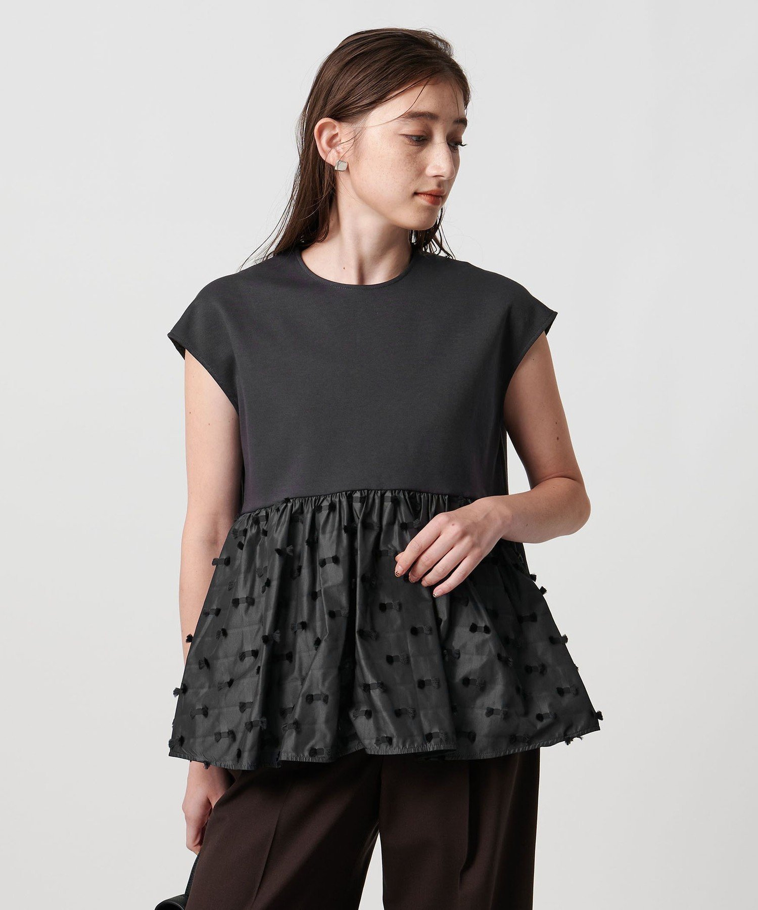 【ユナイテッドアローズ/UNITED ARROWS】のリボン カットジャガード コンビ ブラウス -ウォッシャブル- インテリア・キッズ・メンズ・レディースファッション・服の通販 founy(ファニー) 　ファッション　Fashion　レディースファッション　Fashion for Women　トップス・カットソー　Cut & Sew Tops　シャツ・ブラウス・オフィスカジュアル　Elegant Blouses & Button-Ups　ウォッシャブル　Machine Washable　カットジャガード　Cut Jacquard　コンパクト　Compact, Small Size　コンビ　Combo, Combination Style　切替　Switching, Contrast Panel　スタイリッシュ　Stylish, Fashionable　スリーブ　Sleeve, Long Sleeve / Short Sleeve　タフタ　Taffeta, Structured Fabric　ダブル　Double, Double-Breasted　フェイス　Face, Facial Design　フレンチ　French, French Style　ベスト　Vest, Waistcoat　ペプラム　Peplum, Flared Hem　ボトム　Bottoms, Lower Wear　ラウンド　Round, Round Neck　リボン　Ribbon, Bow　ワイド　Wide, Wide Fit　DK.GRAY|ID: prp329100004678349 ipo3291000000033798373