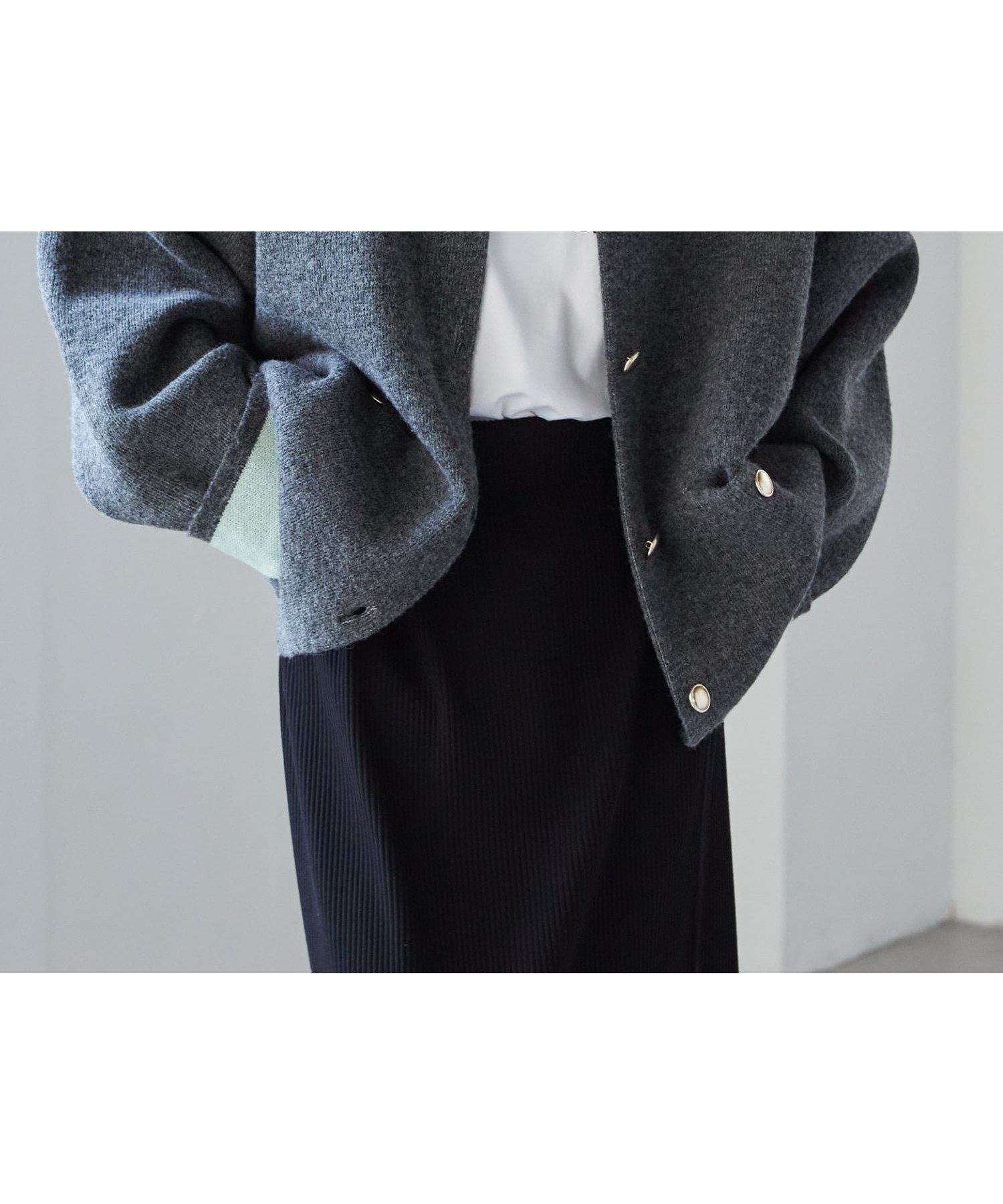 【ラナン/Ranan】のRanan/ゴールドボタン裏配色ニットカーディガン 人気、トレンドファッション・服の通販 founy(ファニー) 　ファッション　Fashion　レディースファッション　Fashion for Women　トップス・カットソー　Cut & Sew Tops　ニット　Knit Tops & Sweaters　カーディガン・羽織り　Layered Style Cardigans　おすすめ　Recommended / Our Picks　カーディガン　Cardigan, Knitwear　シンプル　Simple, Minimal　デニム　Denim, Jeans Material　トレンド　Trend, Trending Now　フロント　Front, Front Design　ポケット　Pocket, Pocket Detail　 other-1|ID: prp329100004678474 ipo3291000000033798947