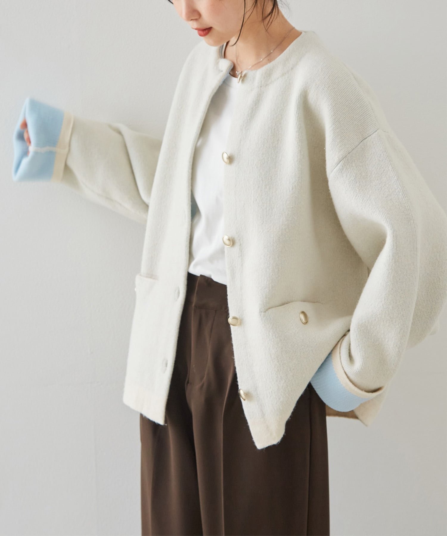 【ラナン/Ranan】のRanan/ゴールドボタン裏配色ニットカーディガン インテリア・キッズ・メンズ・レディースファッション・服の通販 founy(ファニー) 　ファッション　Fashion　レディースファッション　Fashion for Women　トップス・カットソー　Cut & Sew Tops　ニット　Knit Tops & Sweaters　カーディガン・羽織り　Layered Style Cardigans　カーディガン　Cardigan, Knitwear　シンプル　Simple, Minimal　デニム　Denim, Jeans Material　トレンド　Trend, Trending Now　フロント　Front, Front Design　ポケット　Pocket, Pocket Detail　おすすめ　Recommended / Our Picks　OW|ID: prp329100004678474 ipo3291000000034812045